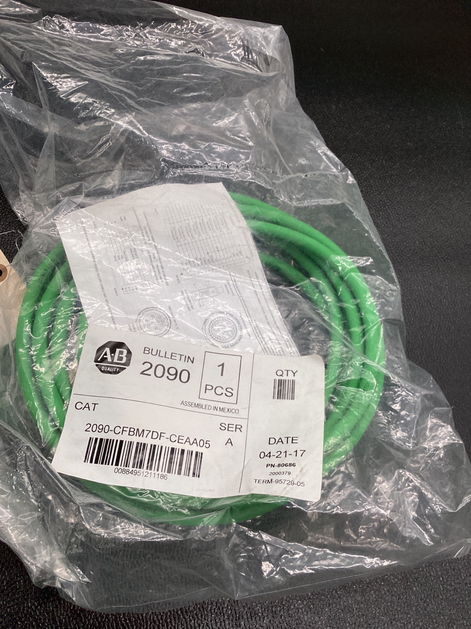 ALLEN BRADLEY 2090-CFBM7DF-CEAA05 MOTOR FEEDBACK CABLE 5M NEW 0