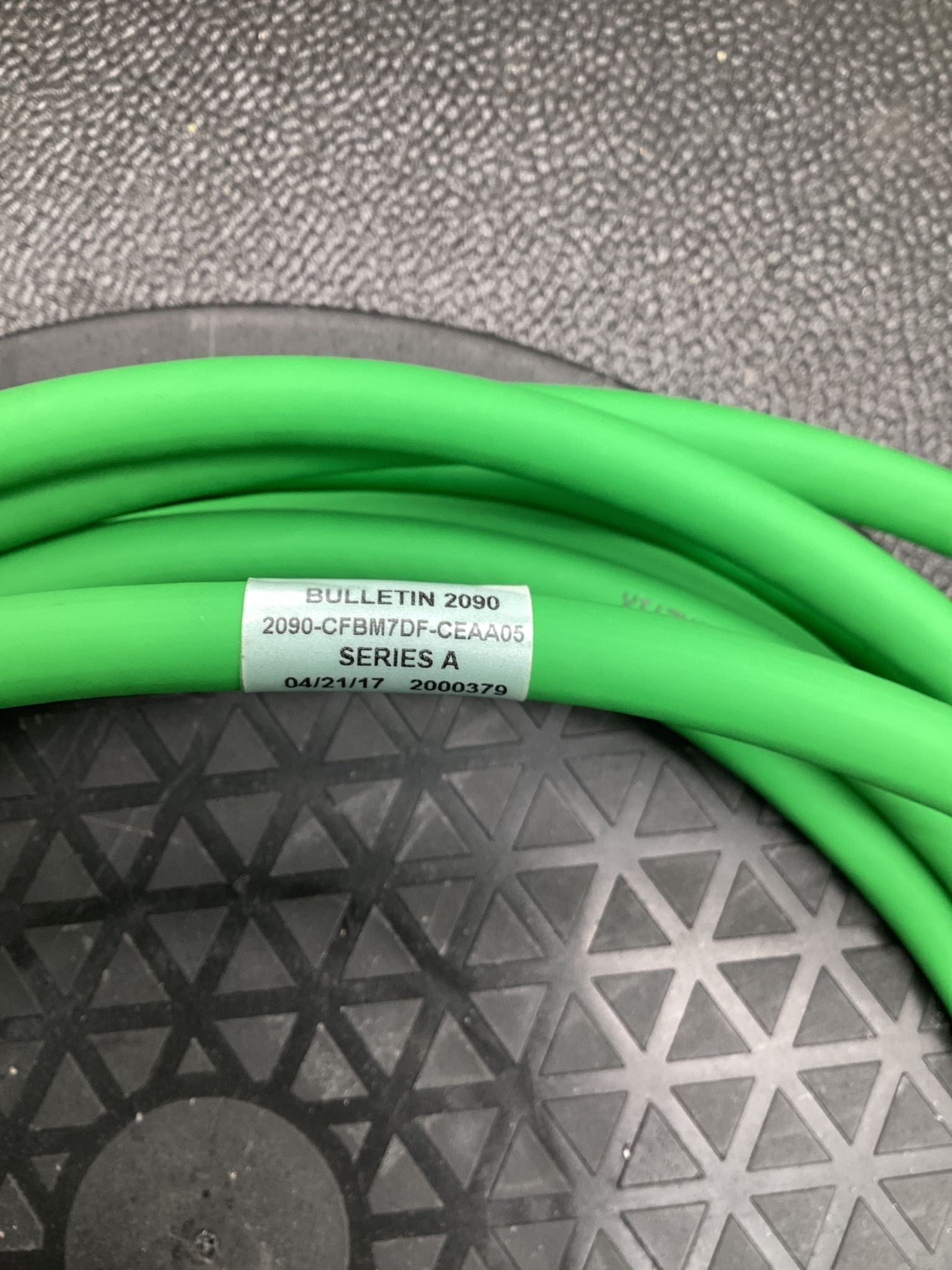 ALLEN BRADLEY 2090-CFBM7DF-CEAA05 MOTOR FEEDBACK CABLE 5M NEW 4