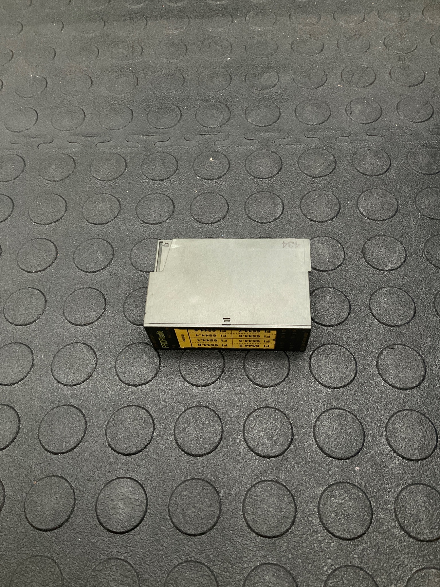 SIEMENS 6ES7 138-4FA04-0AB0 ET200S 4-Channel Digital Output 24VDC USED 3