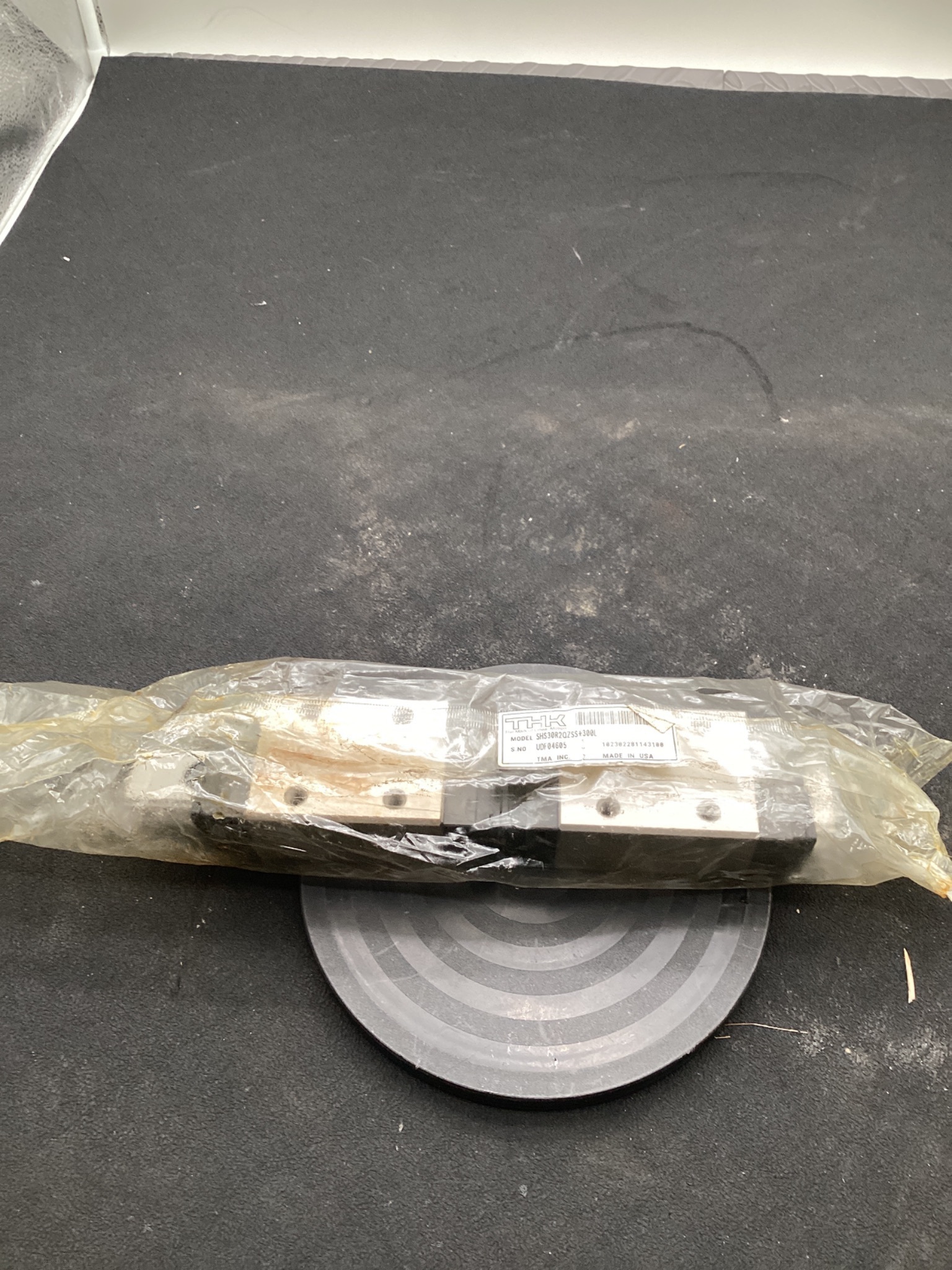 THK SHS30R2QZSS+300L LINEAR GUIDE USED 1