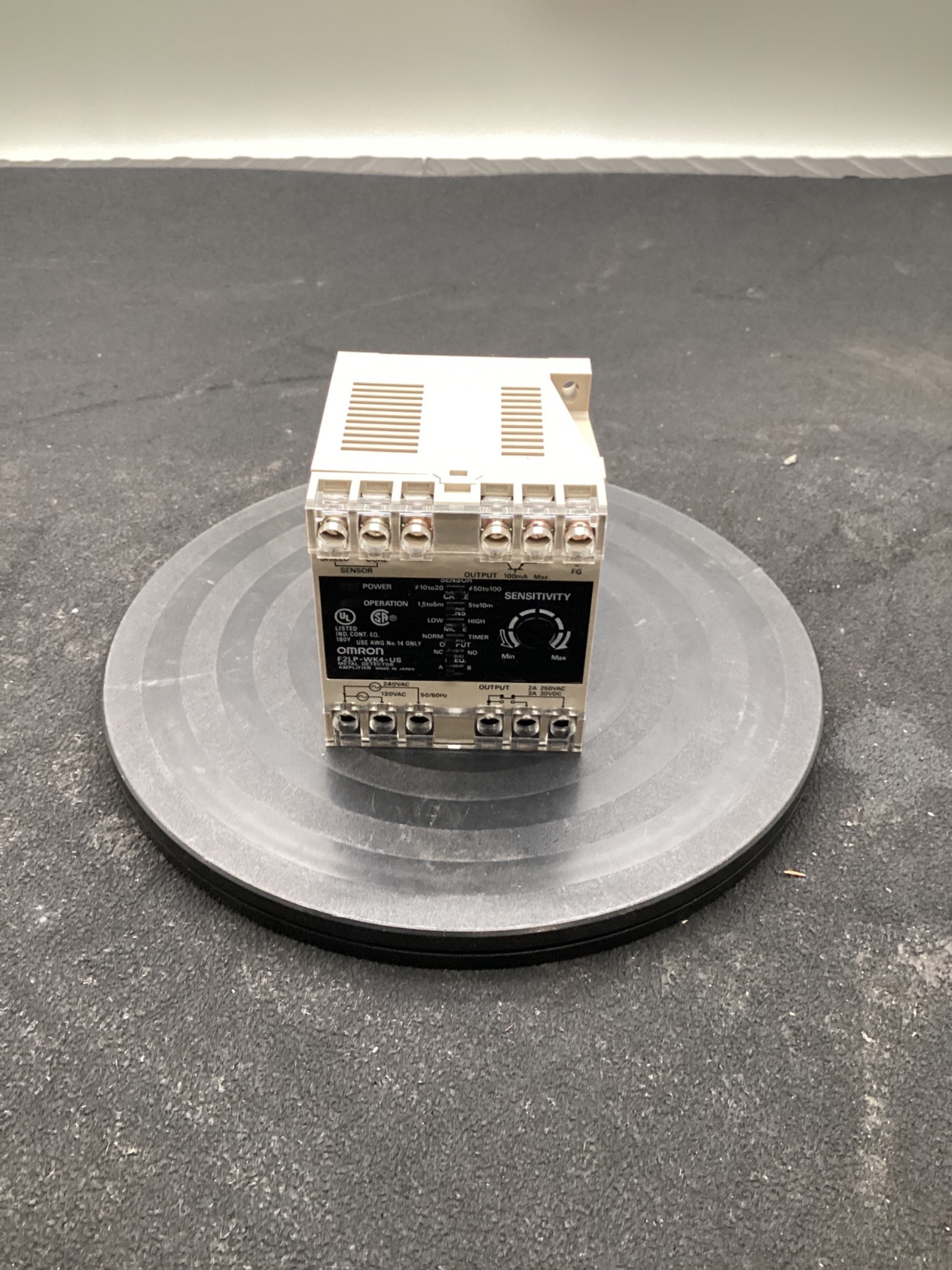 OMRON F2LP-WK4-US METAL DETECTOR AMPLIFIER MODULE SPDT USED 0