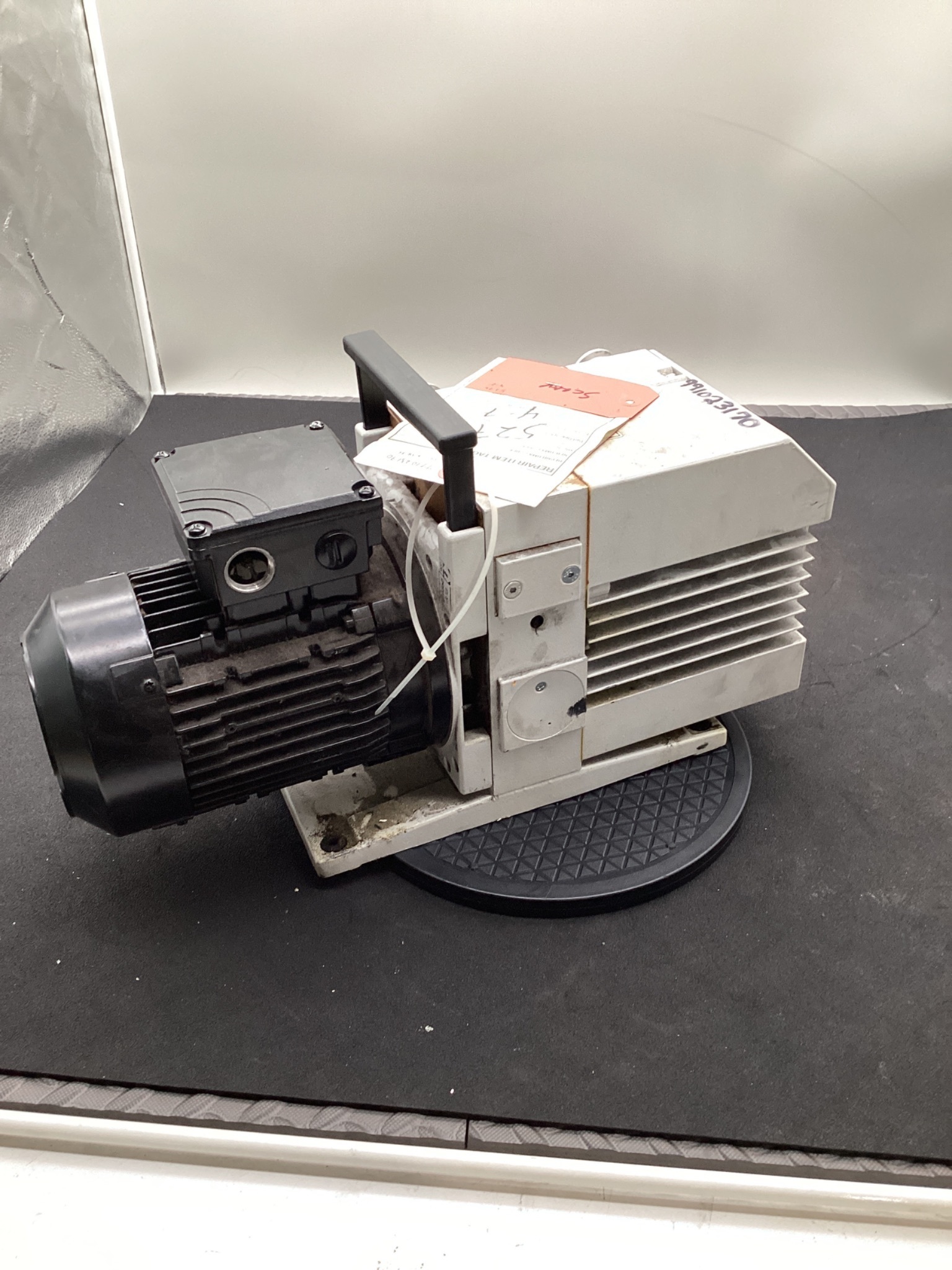 LEYBOLD TRIVAC D16B ROTARY VANE VACUUM PUMP 16.5 M³/H USED 2