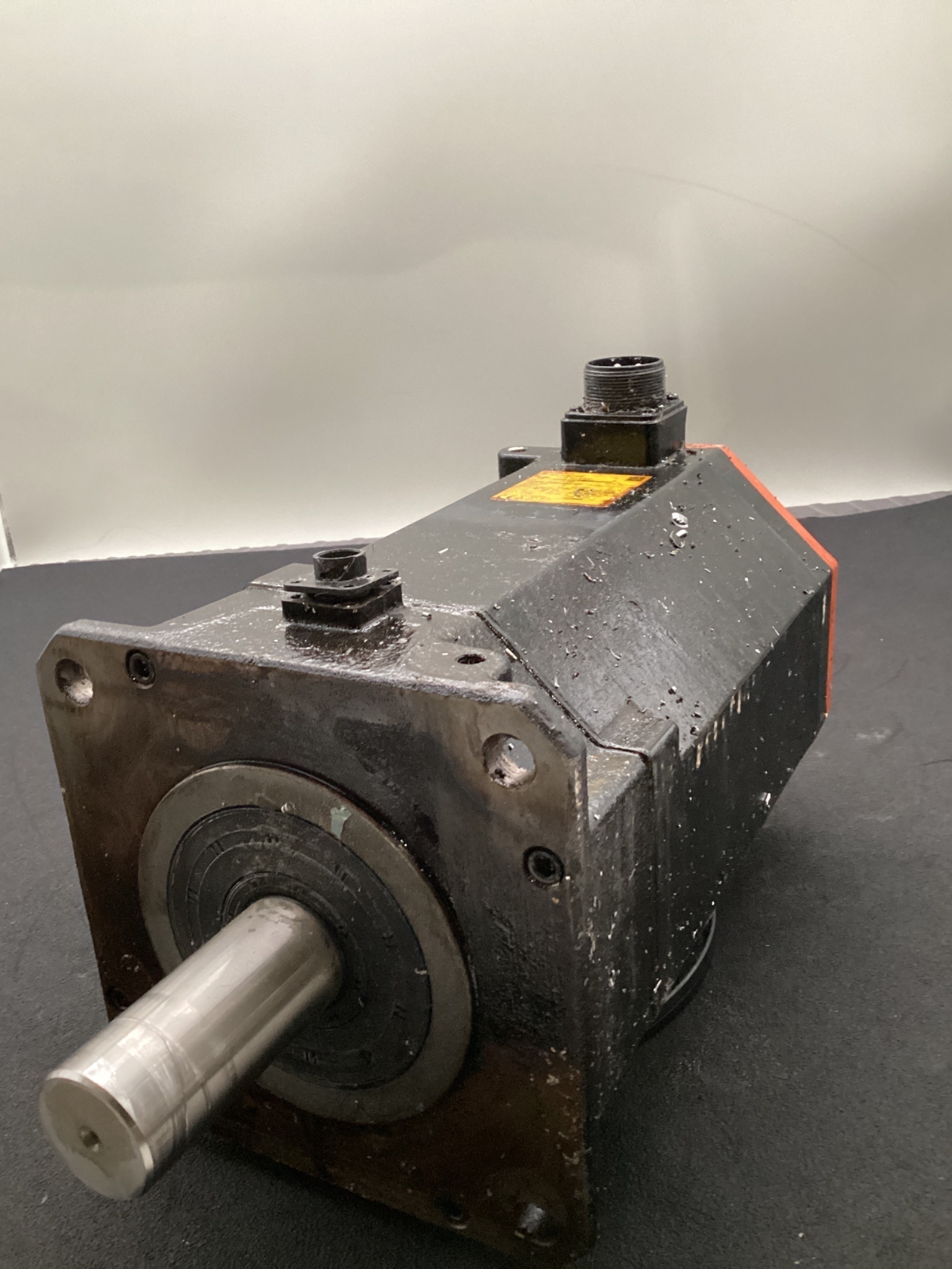 FANUC A06B-0272-B400#0100 AIS40/4000 AC SERVO MOTOR 24V BRAKE USED 1