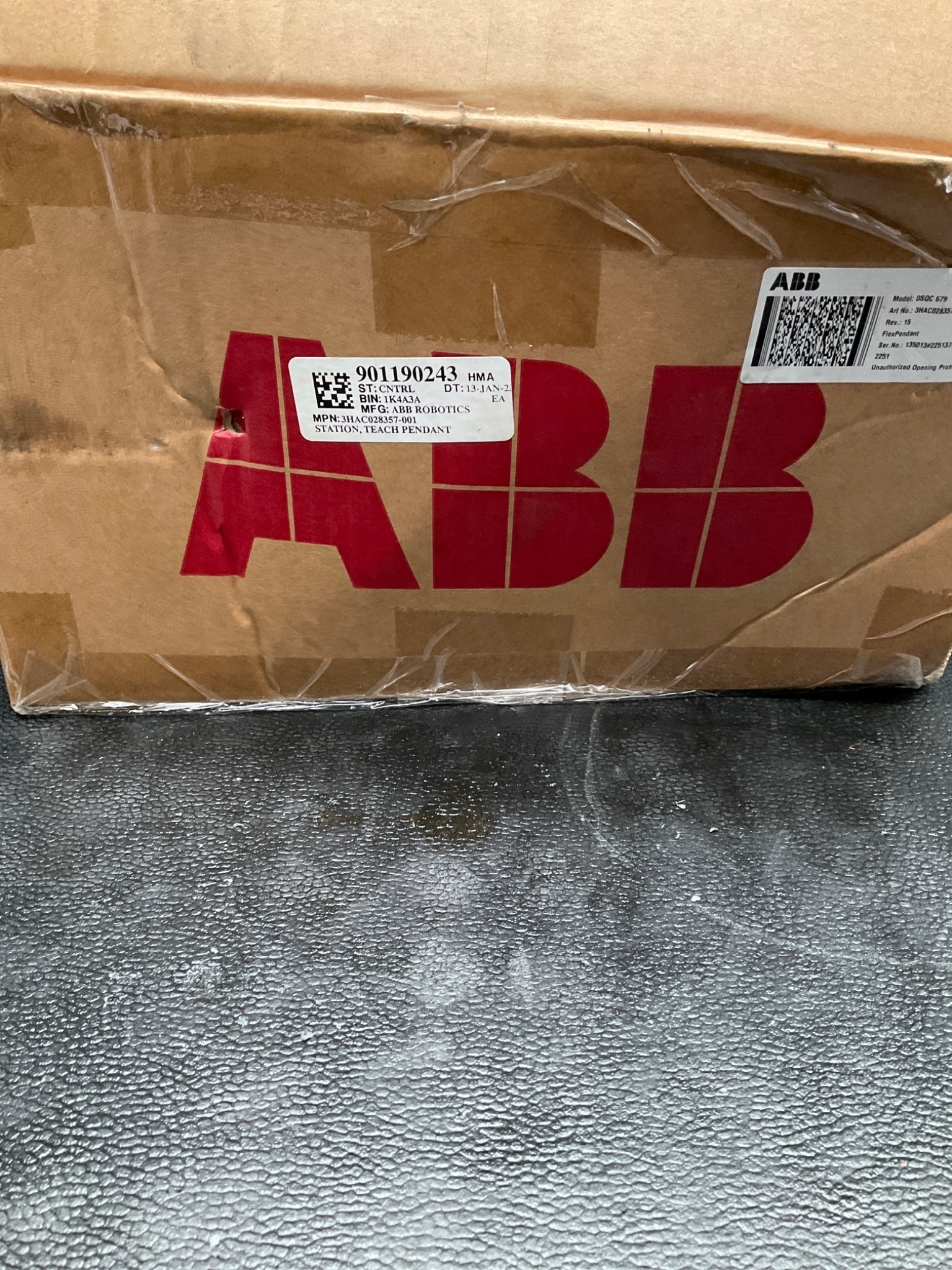 ABB 3HAC028357-001 DSQC 679 IRC5 TEACH PENDANT USED 1