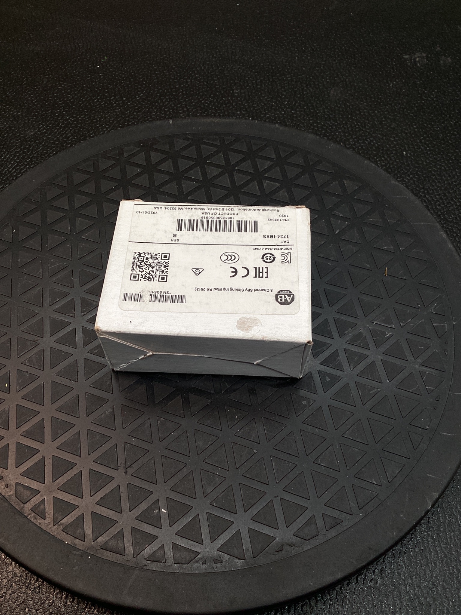 ALLEN-BRADLEY 1734-IB8S POINT I/O SAFETY INPUT MODULE USED 2