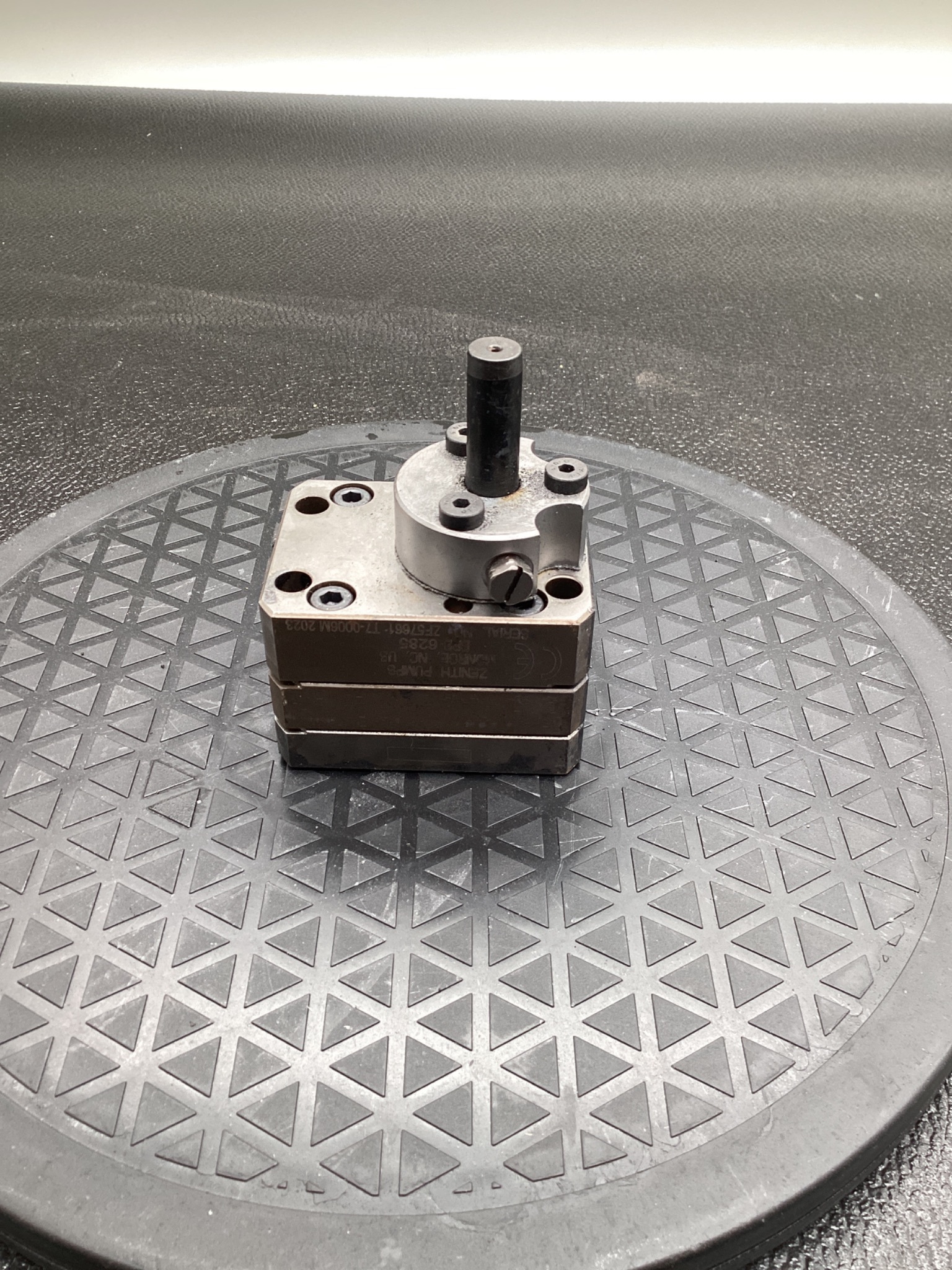 FANUC E0-9999-525-000 ZENITH BPB-6285 GEAR PUMP USED 2