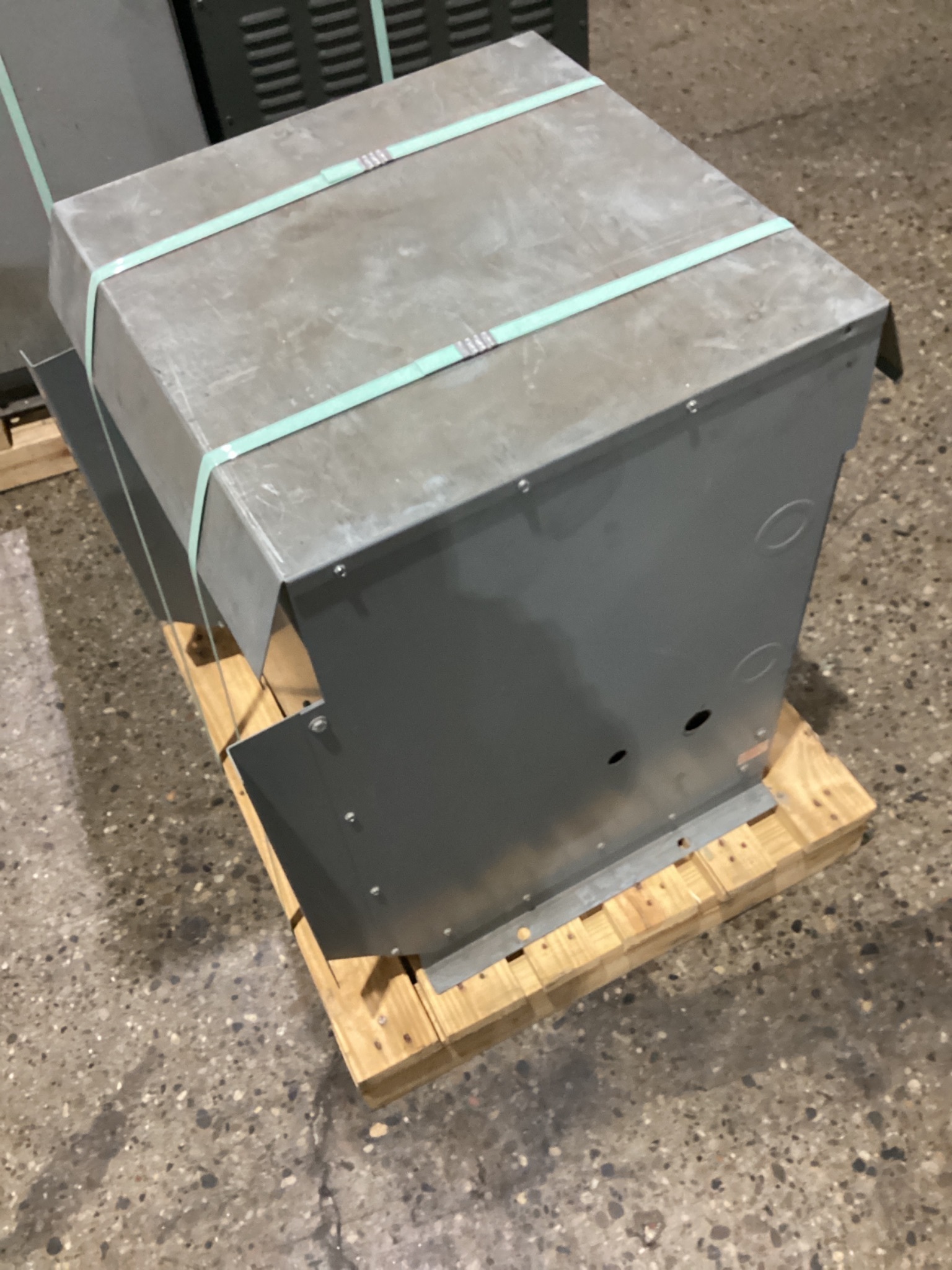 HAMMOND MF025LE 25KVA DISTRIBUTION TRANSFORMER 1PH 240/480V USED 1