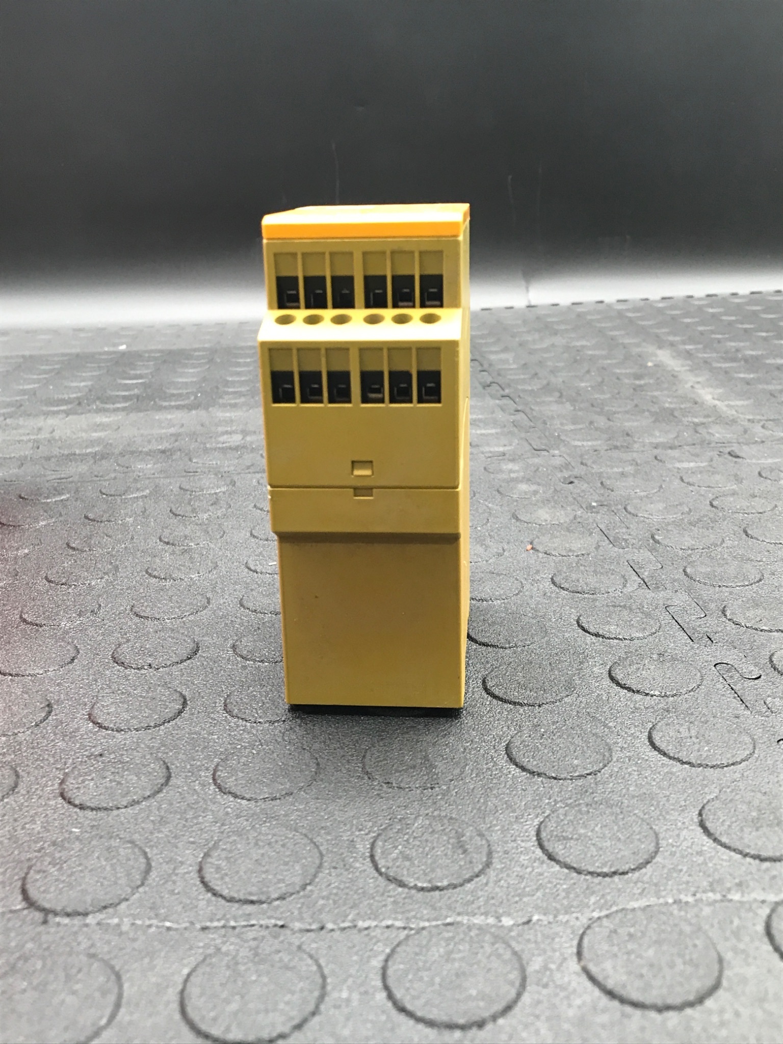 PILZ PNOZ XVZ 3/24VDC 2n/o 2n/o t Safety Relay 774502 USED 2