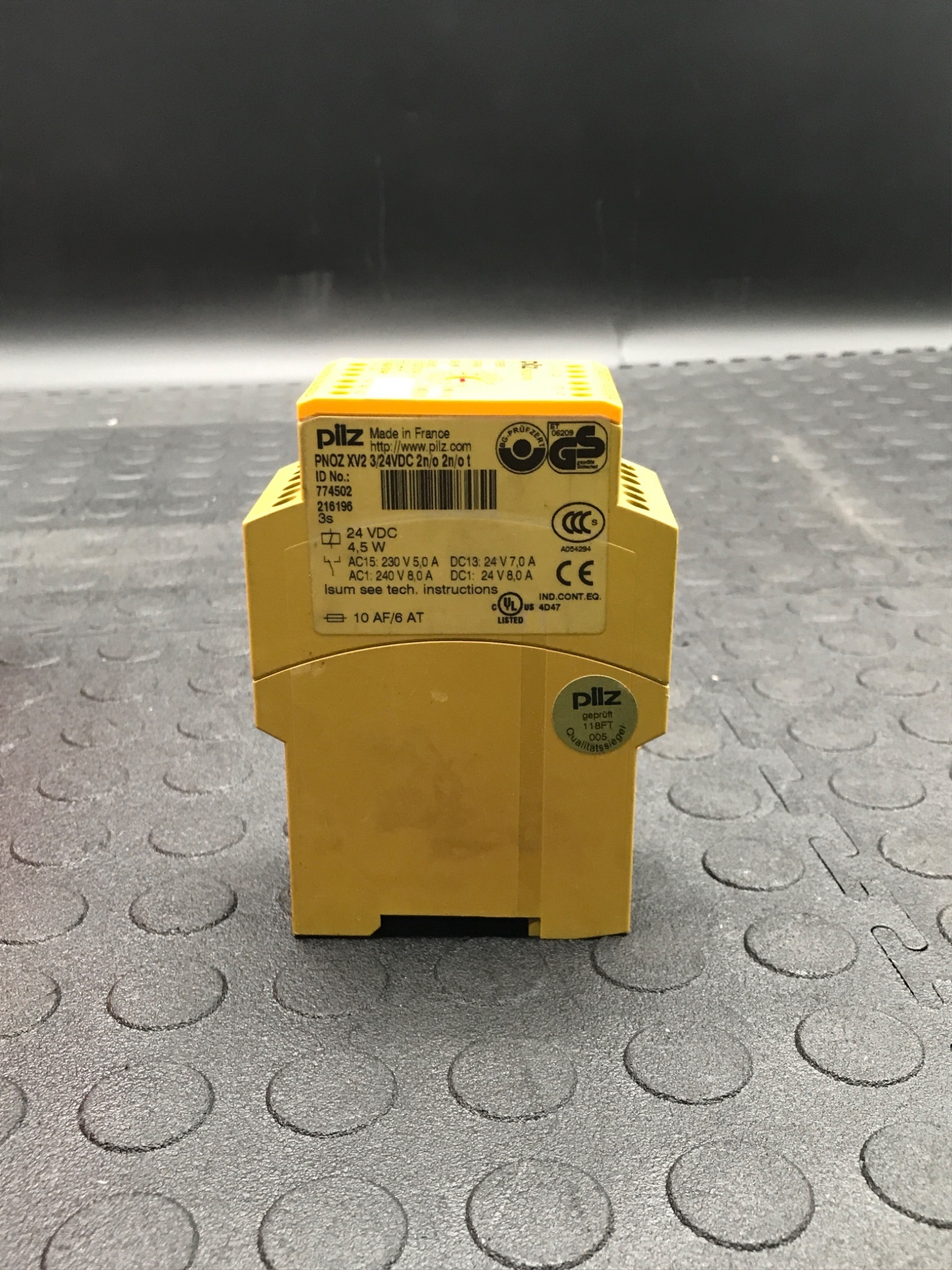 PILZ PNOZ XVZ 3/24VDC 2n/o 2n/o t Safety Relay 774502 USED 3