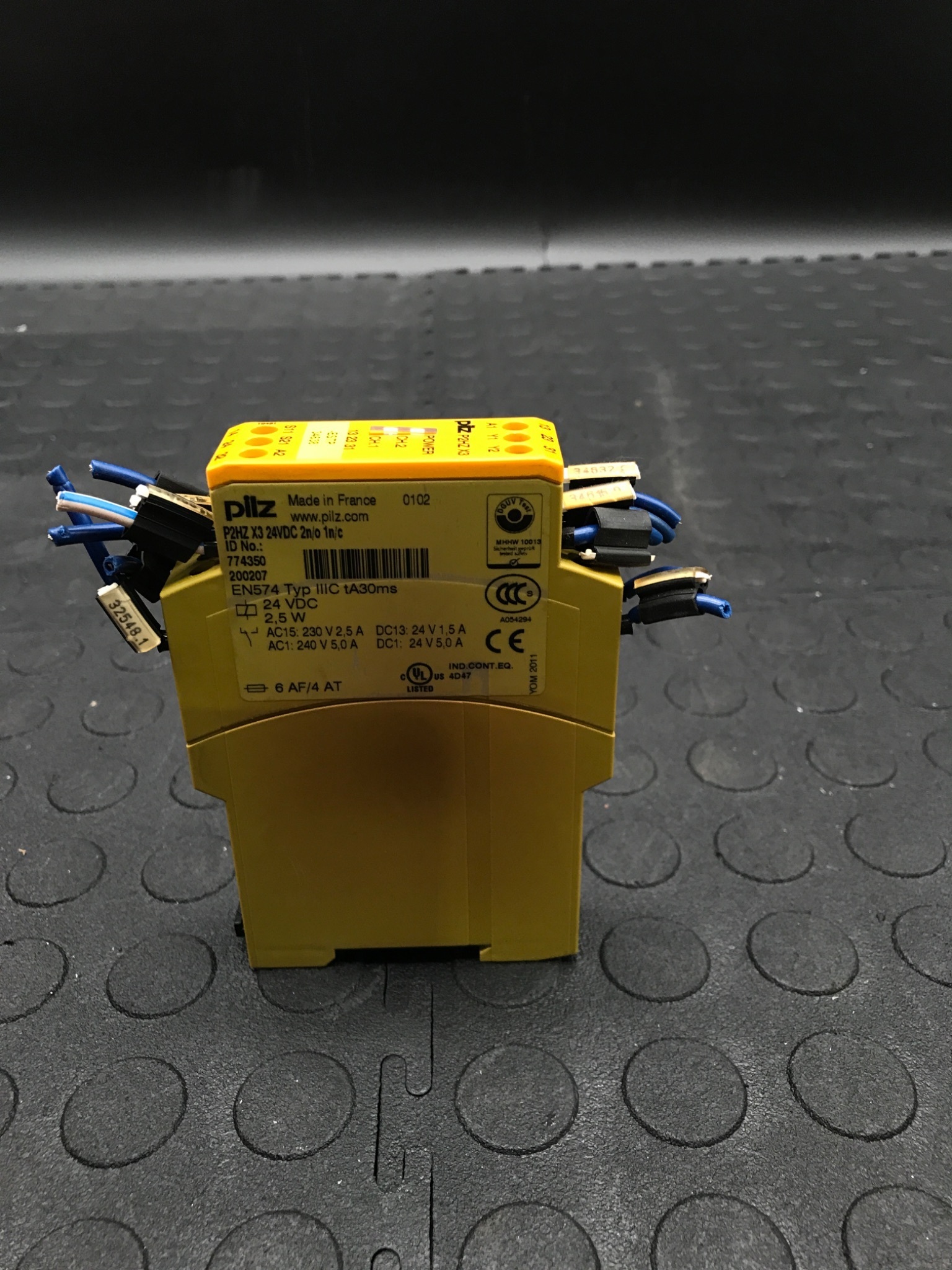 PILZ P2HZ X3 Two-Hand Safety Relay 24VDC 774350 USED 1