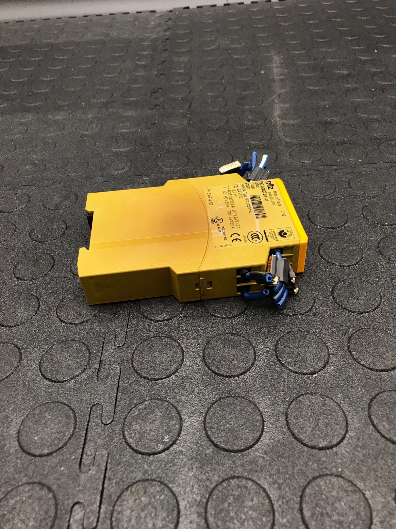 PILZ P2HZ X3 Two-Hand Safety Relay 24VDC 774350 USED 2