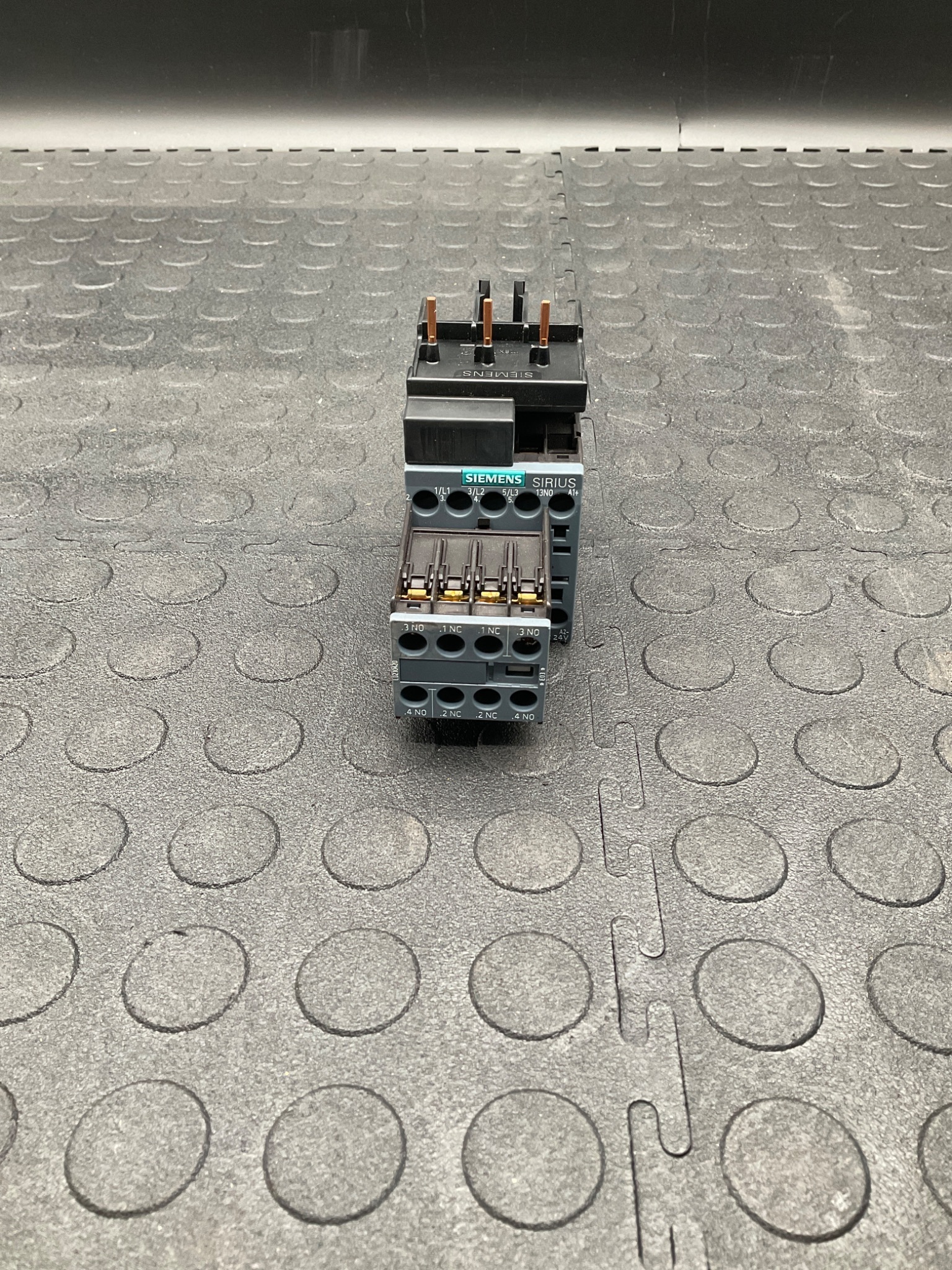 SIEMENS 3RT2016-1BB41 Sirius AC Contactor 24V-DC, 20A, 5hp USED 1
