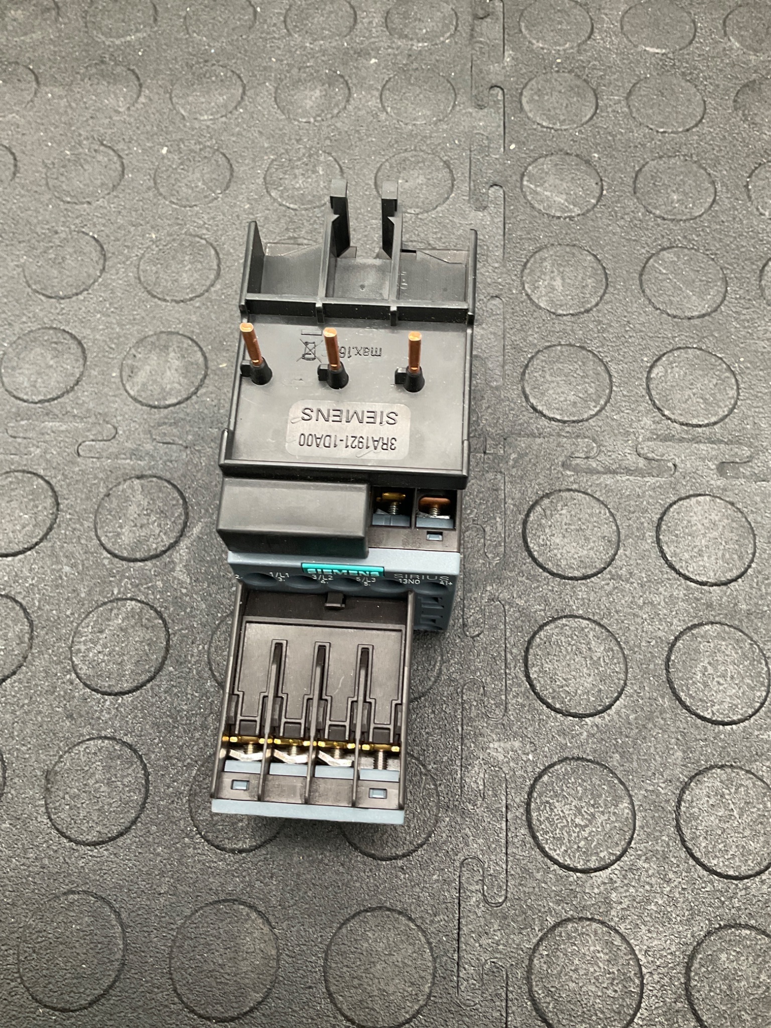 SIEMENS 3RT2016-1BB41 Sirius AC Contactor 24V-DC, 20A, 5hp USED 2