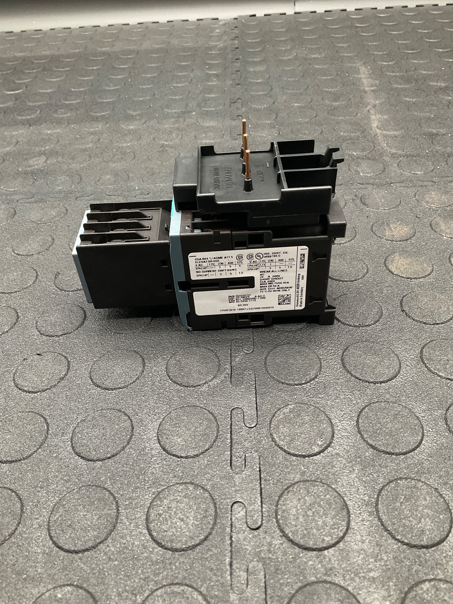 SIEMENS 3RT2016-1BB41 Sirius AC Contactor 24V-DC, 20A, 5hp USED 1