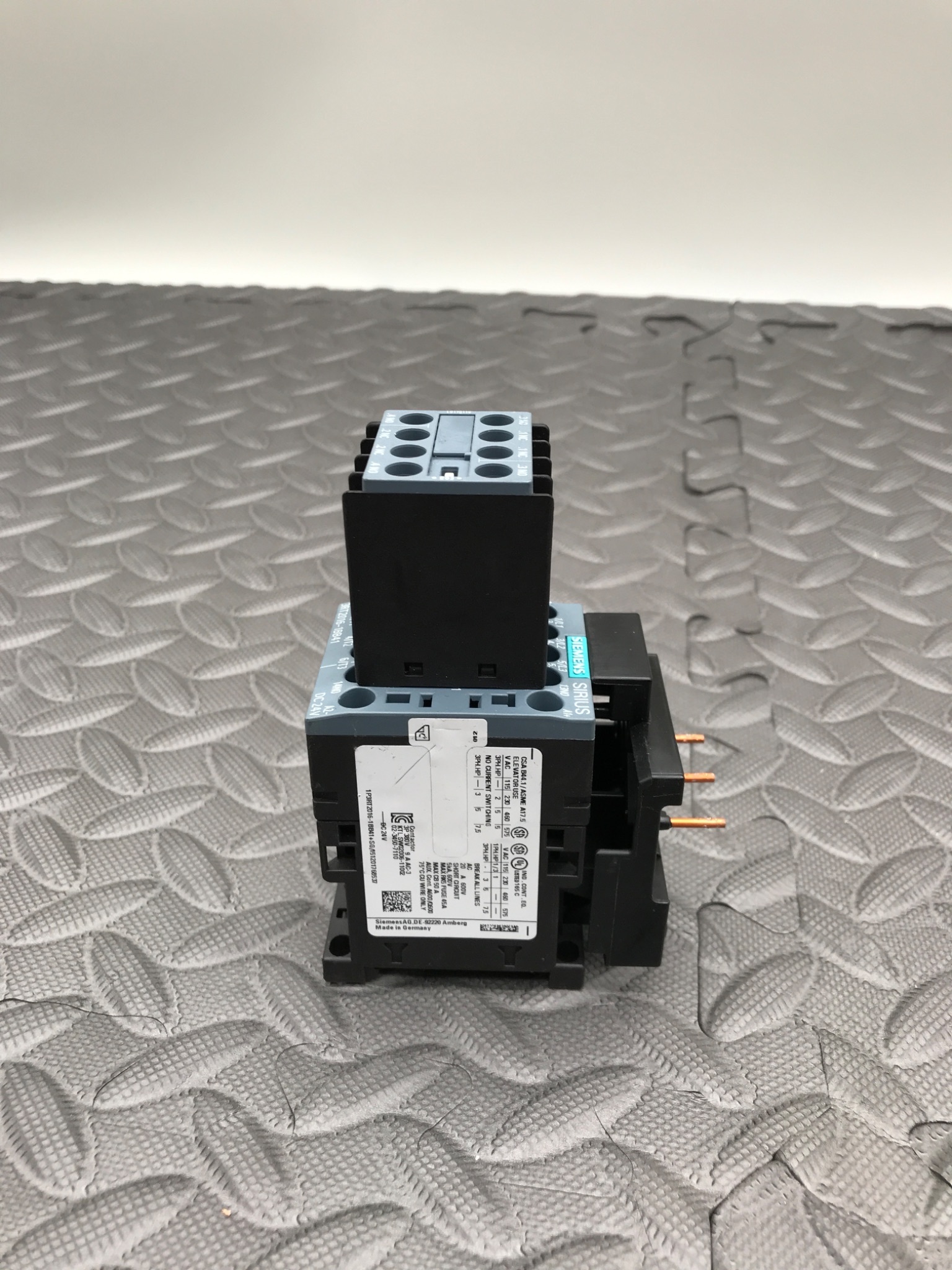 SIEMENS 3RT2016‑1BB41 Contactor w/ 3RH2911‑1FA22 Aux Switch Block USED 1