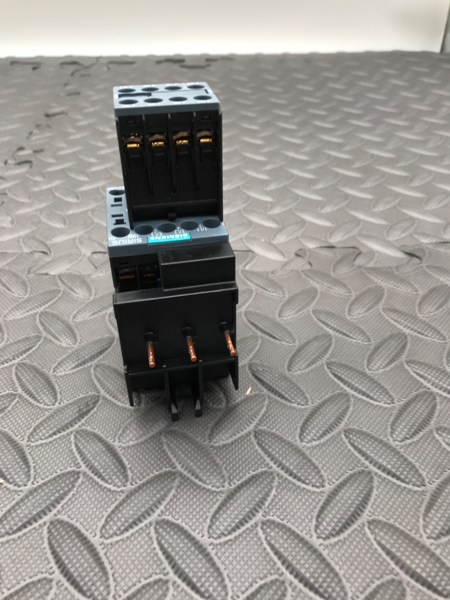 SIEMENS 3RT2016‑1BB41 Contactor w/ 3RH2911‑1FA22 Aux Switch Block USED 2