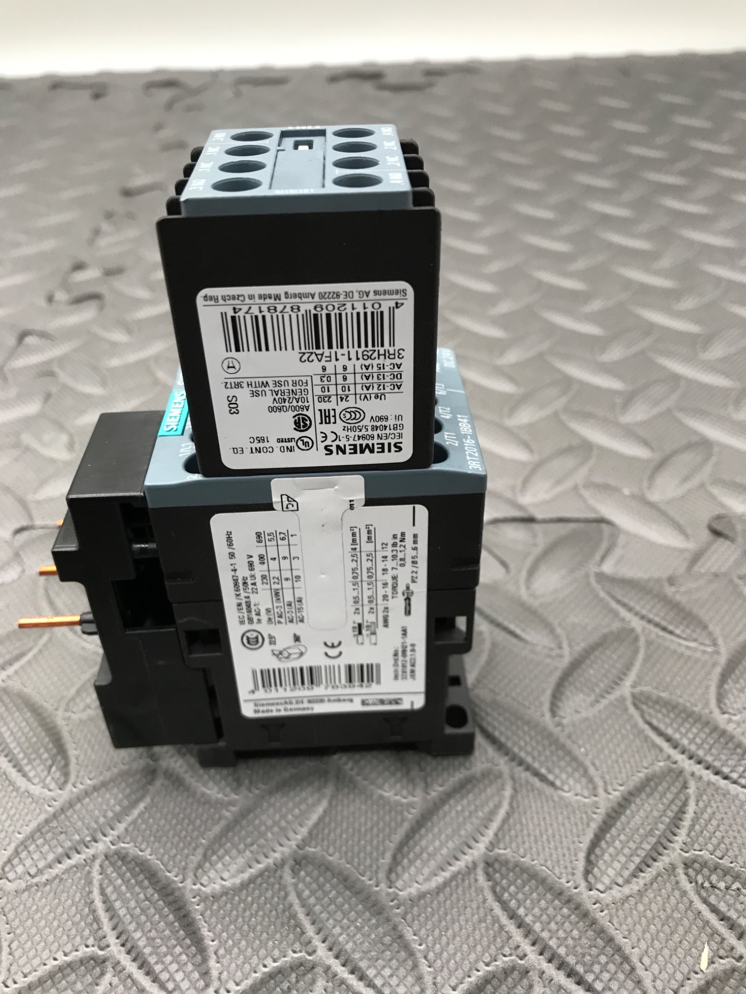 SIEMENS 3RT2016‑1BB41 Contactor w/ 3RH2911‑1FA22 Aux Switch Block USED 3