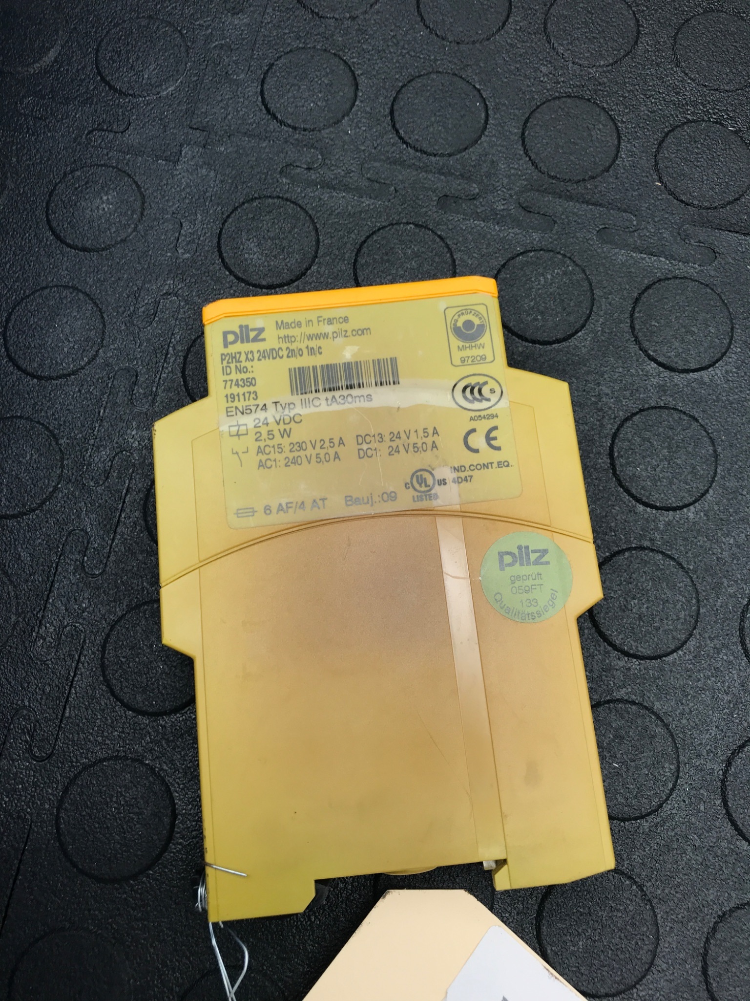 Pilz P2HZ X3 Two-Hand Safety Relay 24VDC 774350 USED 0