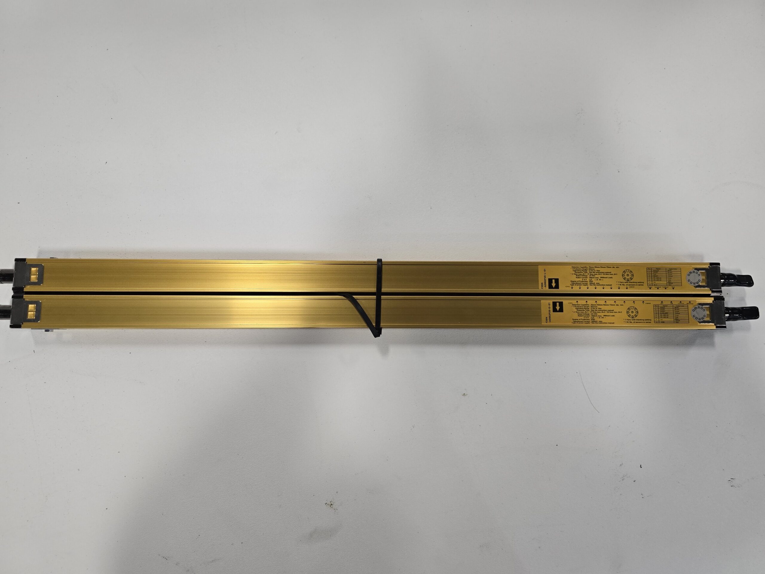 OMRON F3SN-A0652P25-L-01 AND F3SN-A0652P25-D-01 LIGHT CURTAIN SET USED 1
