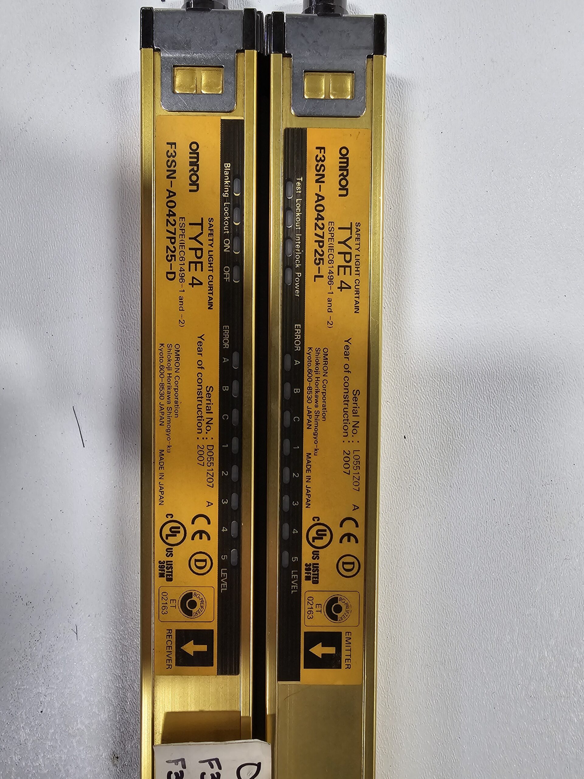OMRON F3SN-A0427P25-L/F3SN-A0427P25-D LIGHT CURTAIN SET DAMAGED CONNECTORS USED 1
