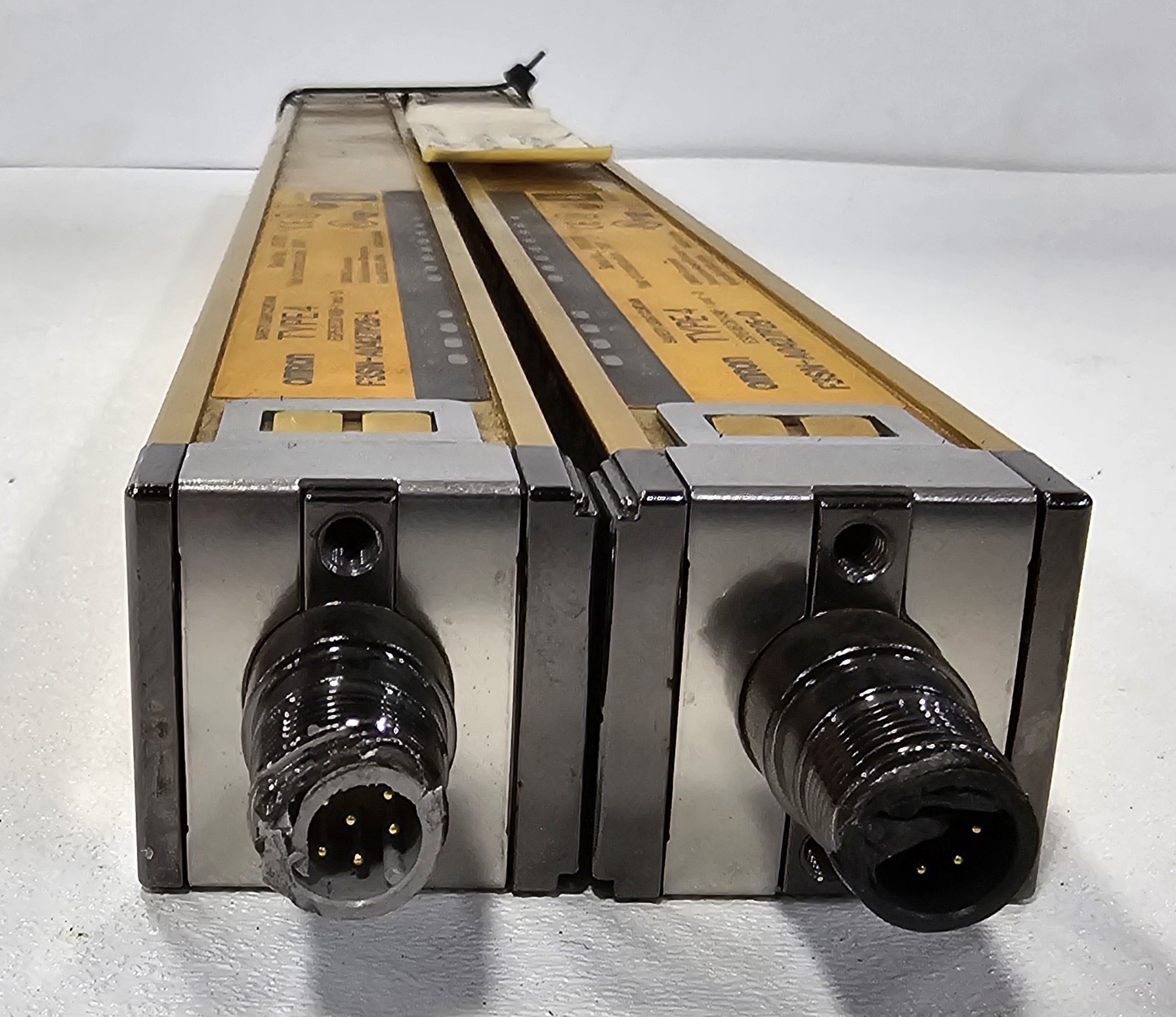 OMRON F3SN-A0427P25-L/F3SN-A0427P25-D LIGHT CURTAIN SET DAMAGED CONNECTORS USED 2