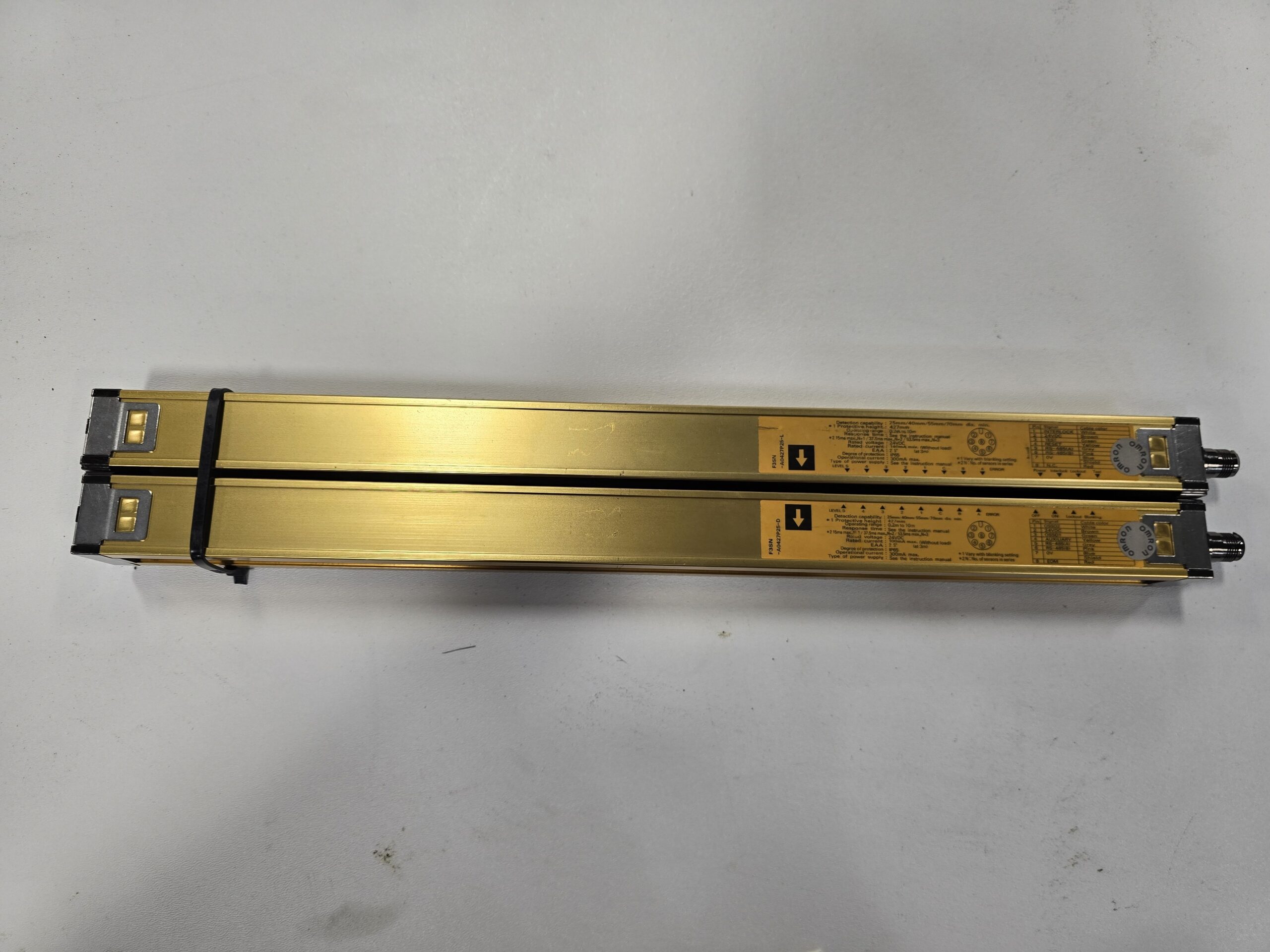 OMRON F3SN-A0427P25-L/F3SN-A0427P25-D LIGHT CURTAIN SET DAMAGED CONNECTORS USED 4