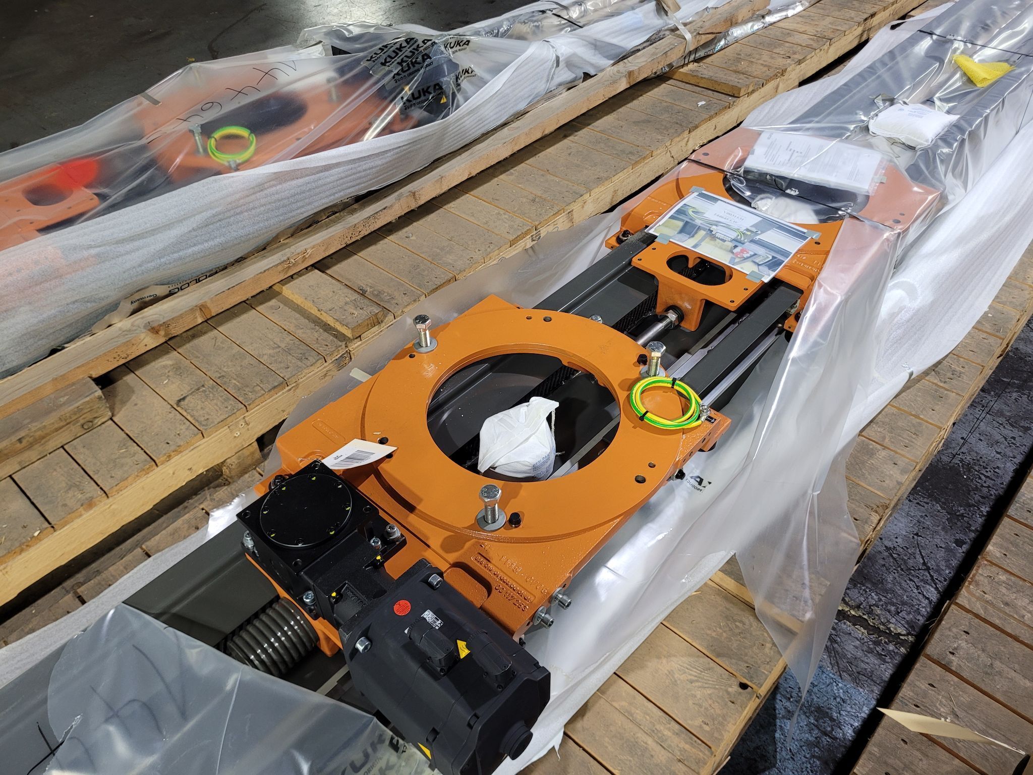 KUKA KL 250-3 (8.5m x 2) RTU w/ 2 Dual Robot Carriages NEW 1
