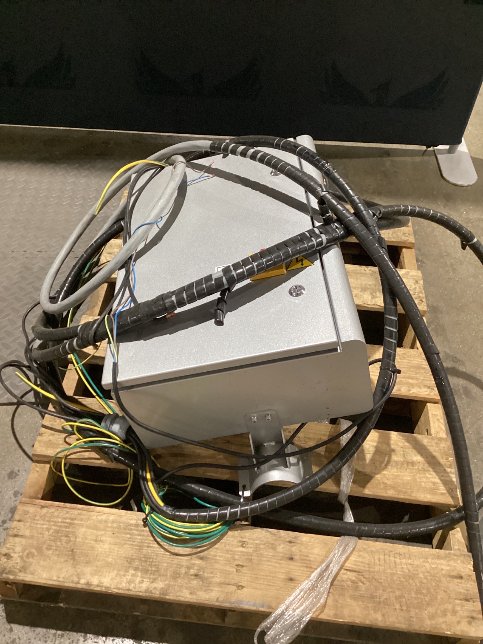GRACO 24C526 Warmmelt Enclosure 4‑Zone Accessory USED 1