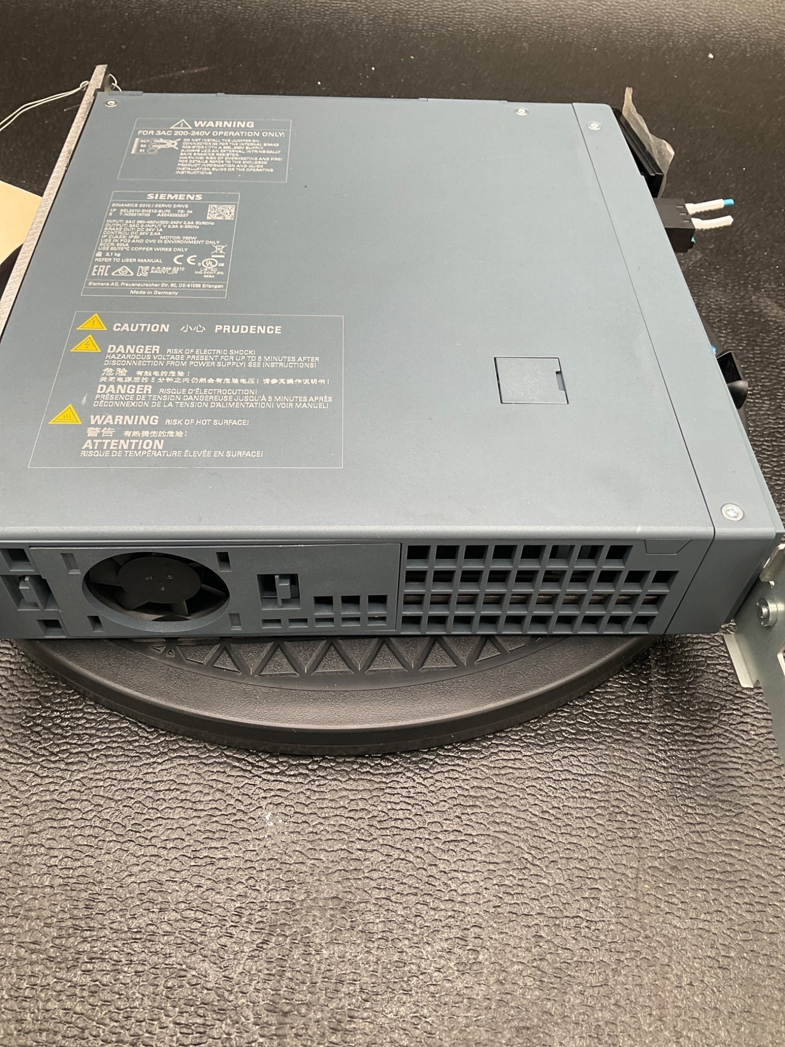 SIEMENS 6SL3210-5HE10-8UF0 S210 SERVO DRIVE 0.75KW 3PH 480V USED 2