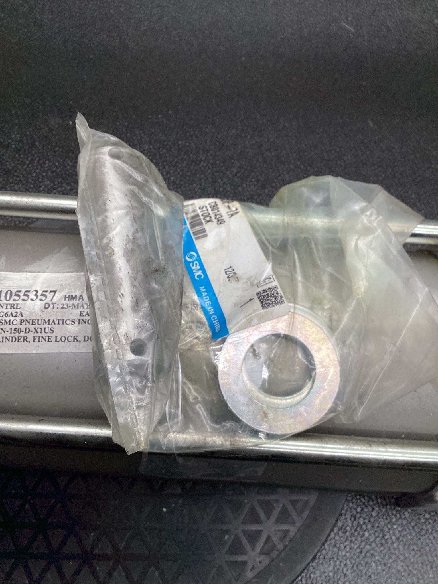 SMC CLA2D100TN-150-D-X1US FINE LOCK CYLINDER USED 4