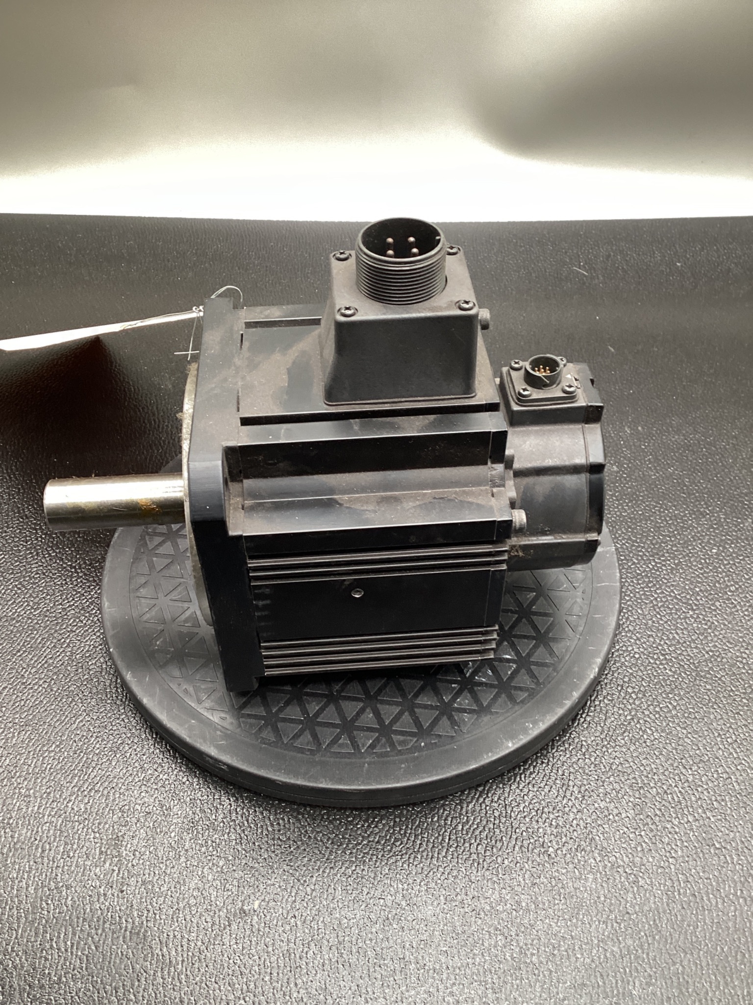 OMRON R88M-K90010F-S2 ACCURAX G5 SERVO MOTOR USED 0