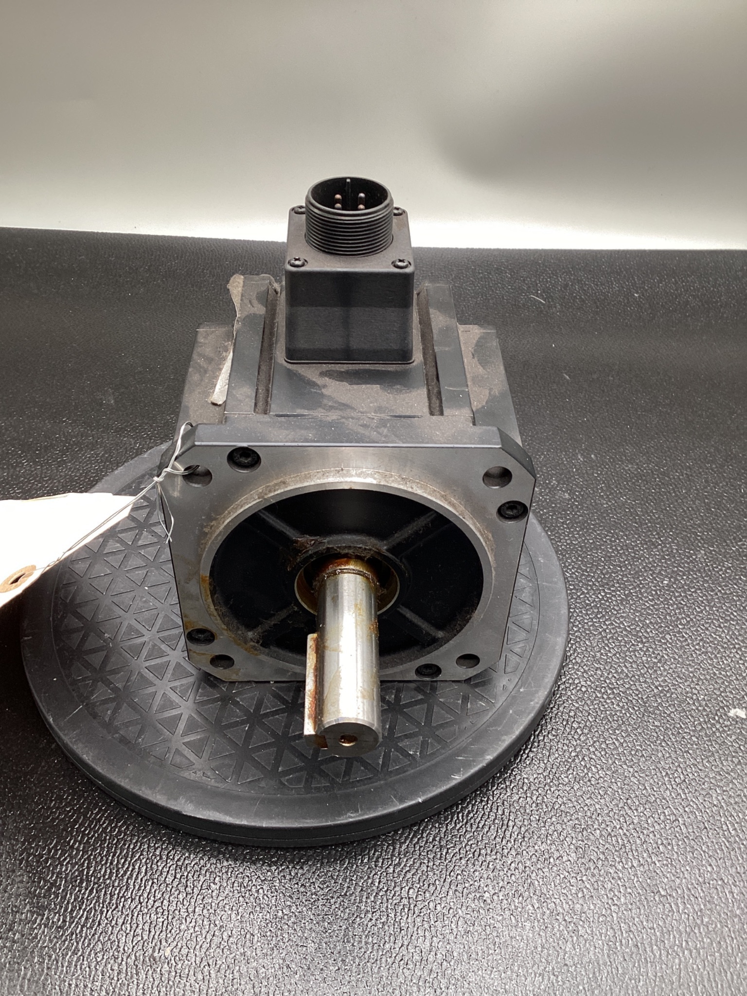 OMRON R88M-K90010F-S2 ACCURAX G5 SERVO MOTOR USED 1