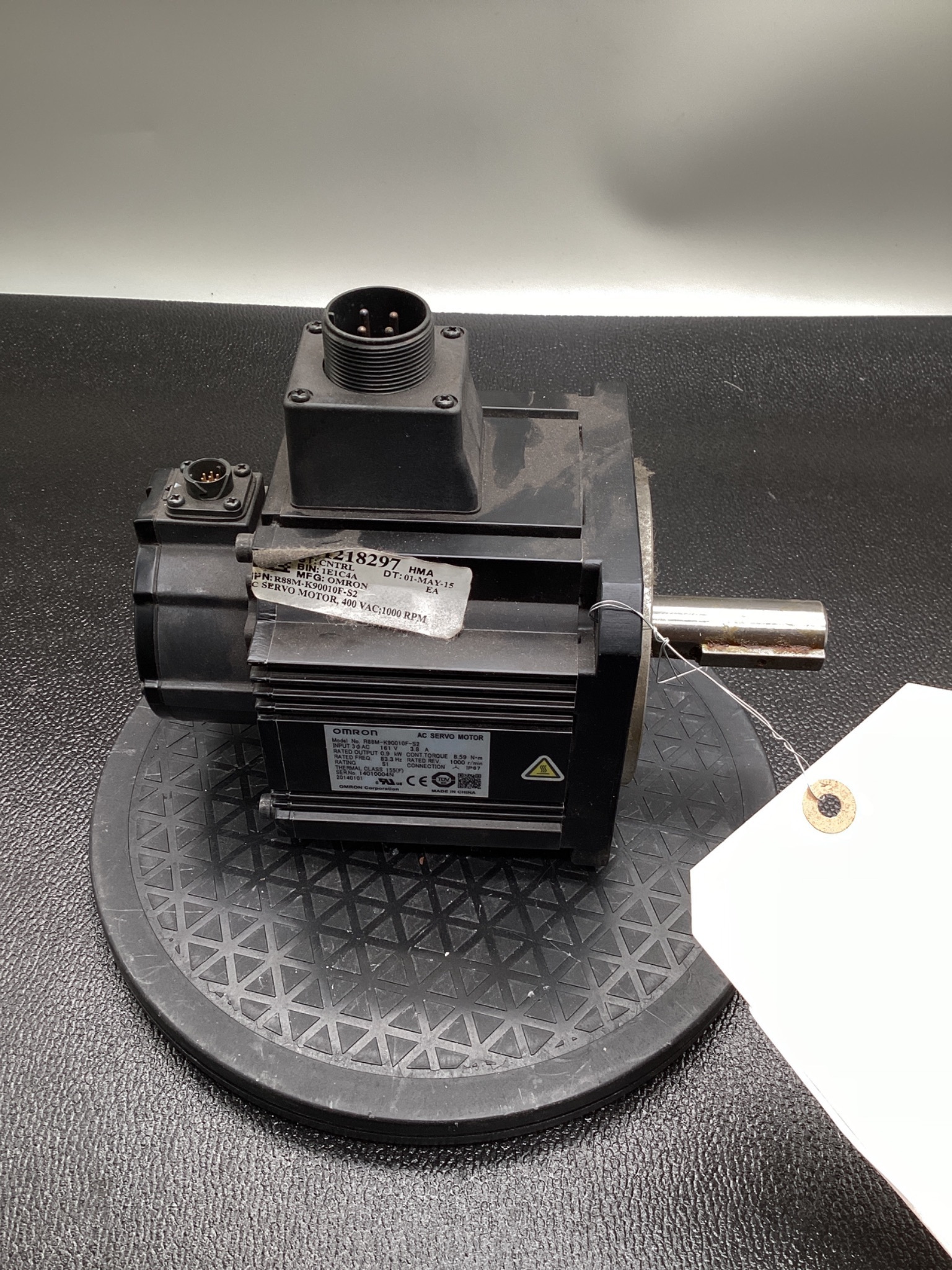 OMRON R88M-K90010F-S2 ACCURAX G5 SERVO MOTOR USED 2