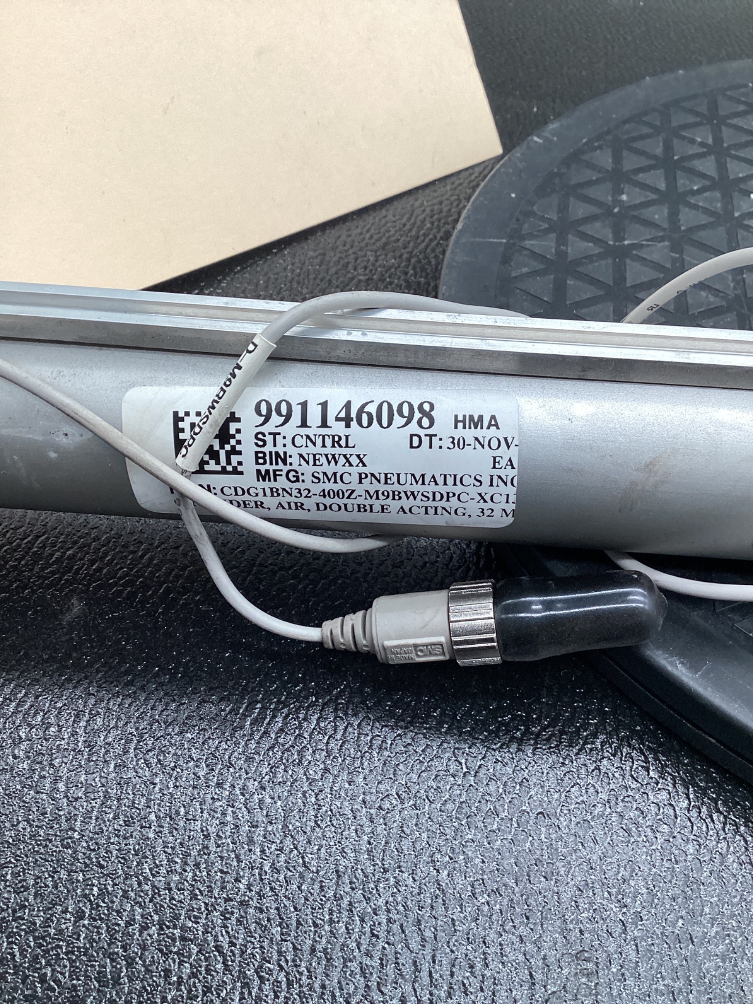 SMC CDG1BN32-400Z-M9BWSDPC-XC13A AIR CYLINDER 32MM BORE USED 4