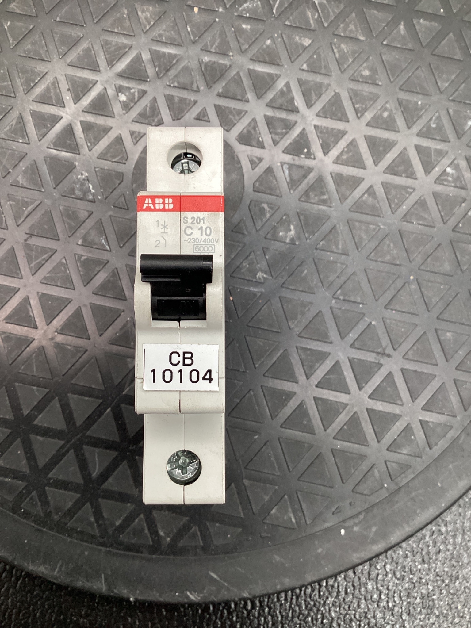 ABB 2CDS251001R0104 S201-C10 1P 10A 240V CIRCUIT BREAKER USED 0