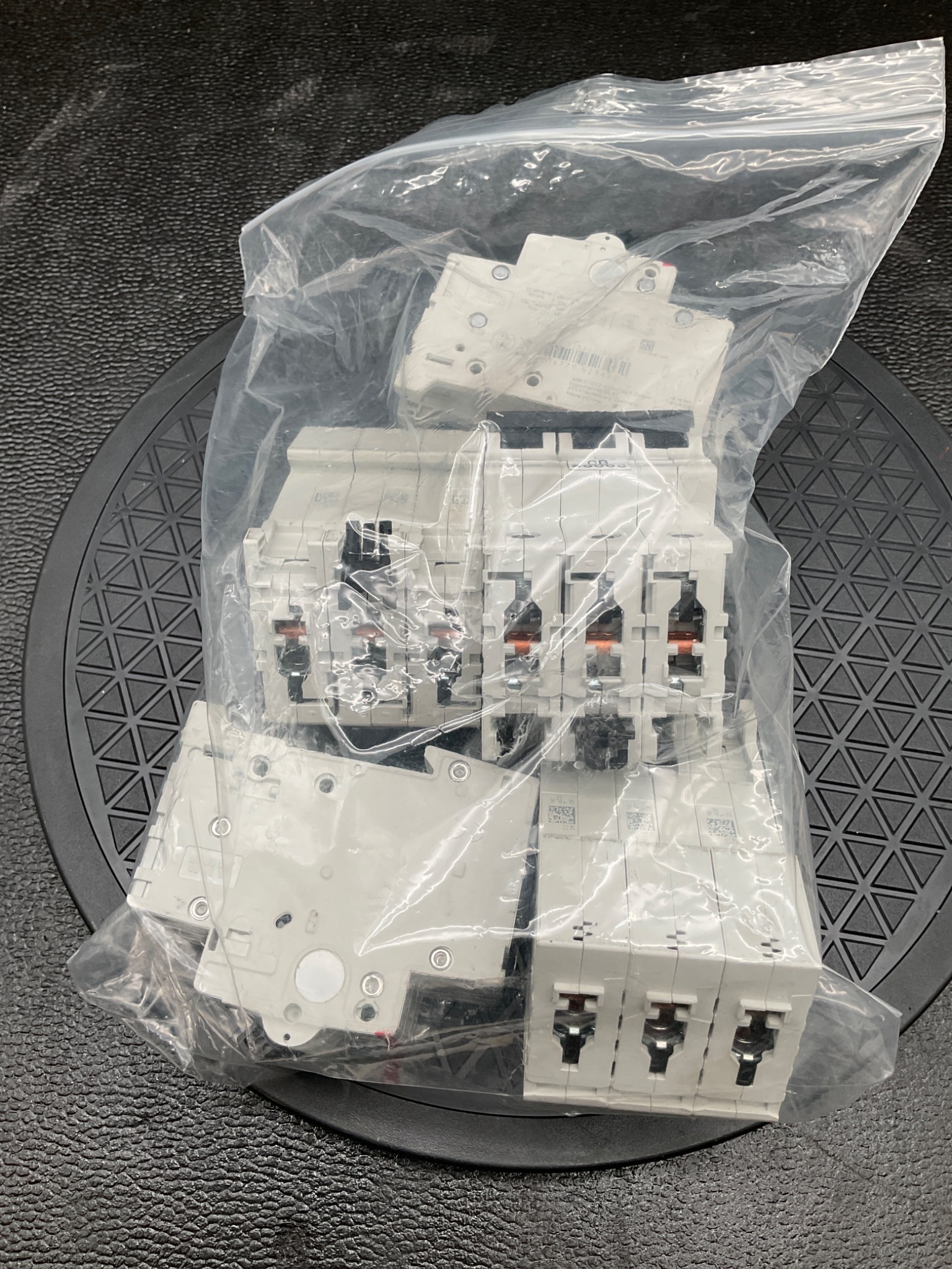 LOT OF 5 ABB 2CDS253001R0044 S203-C4 3P 4A 400V CIRCUIT BREAKERS USED 4
