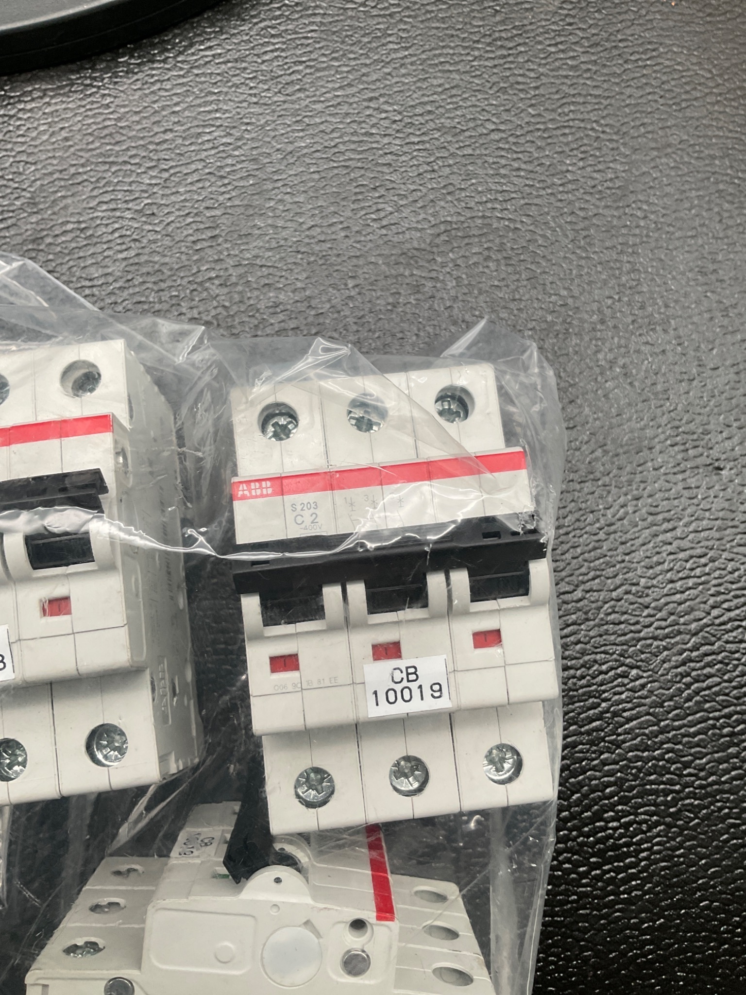 ABB 2CDS253001R0024 MINI CIRCUIT BREAKER 2A 3P DIN RAIL USED 2
