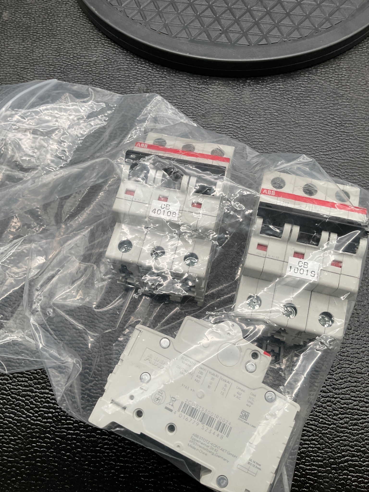 ABB 2CDS253001R0024 MINI CIRCUIT BREAKER 2A 3P DIN RAIL USED 3