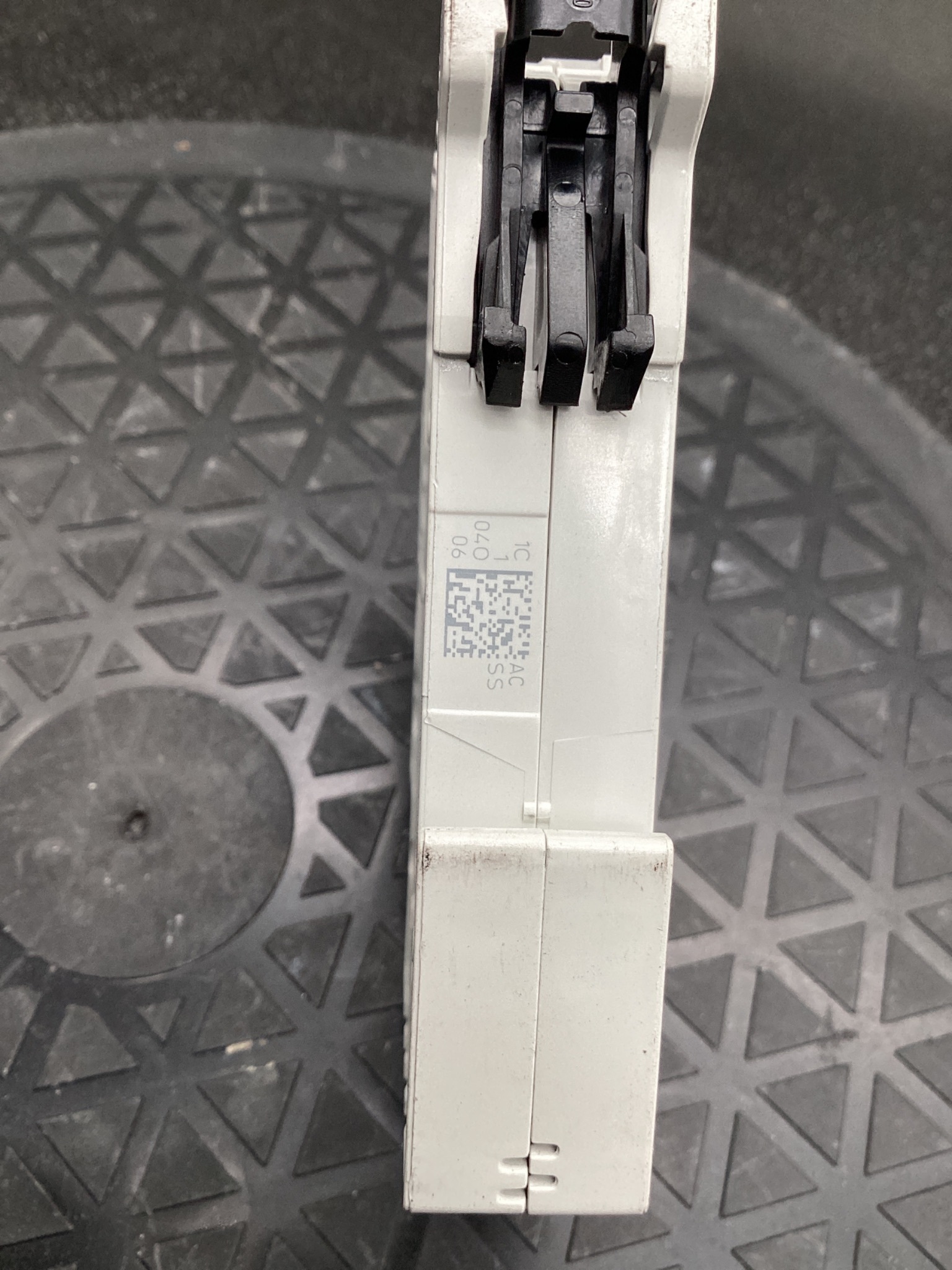 ABB 2CDS251001R0014 MINI CIRCUIT BREAKER 1A 1P DIN RAIL USED 4