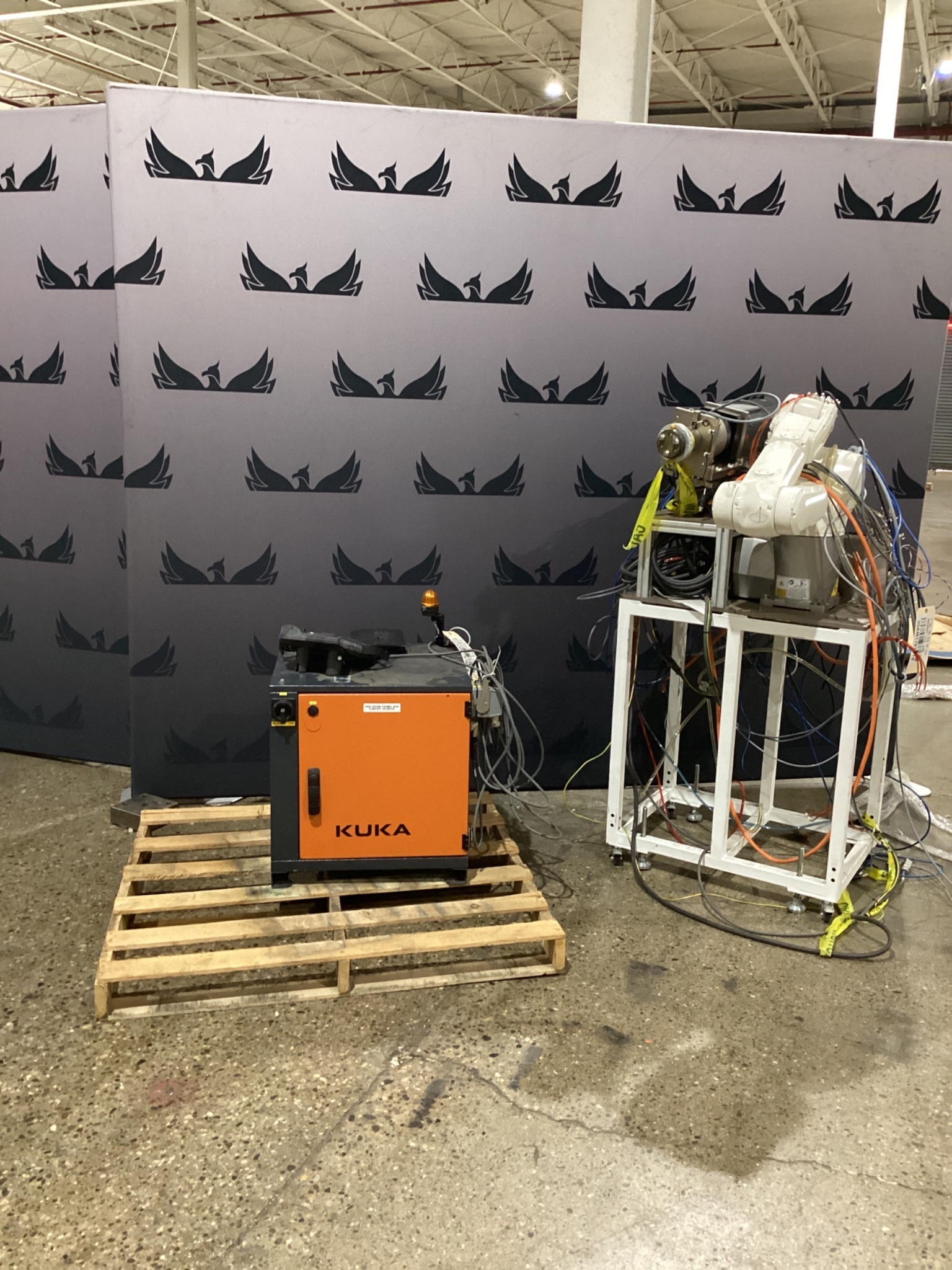 KUKA KR 6 R900-2/SEL ROBOT W/ KRC4 CONTROLLER 6-AXIS 6.5KG 901MM USED 0