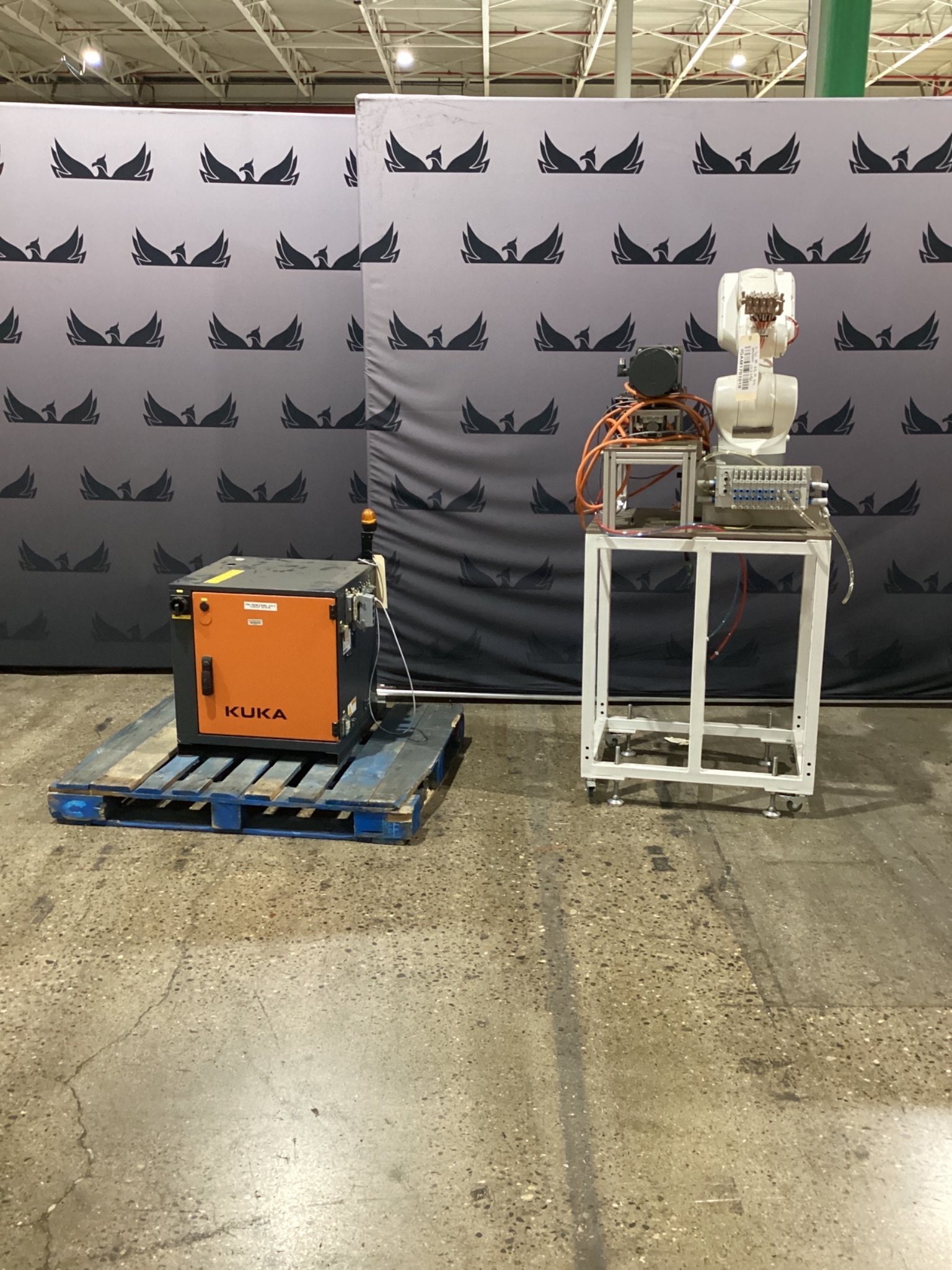 KUKA KR 6 R900-2/SEL ROBOT W/ KRC4 CONTROLLER 6-AXIS 6.5KG 901MM USED 0