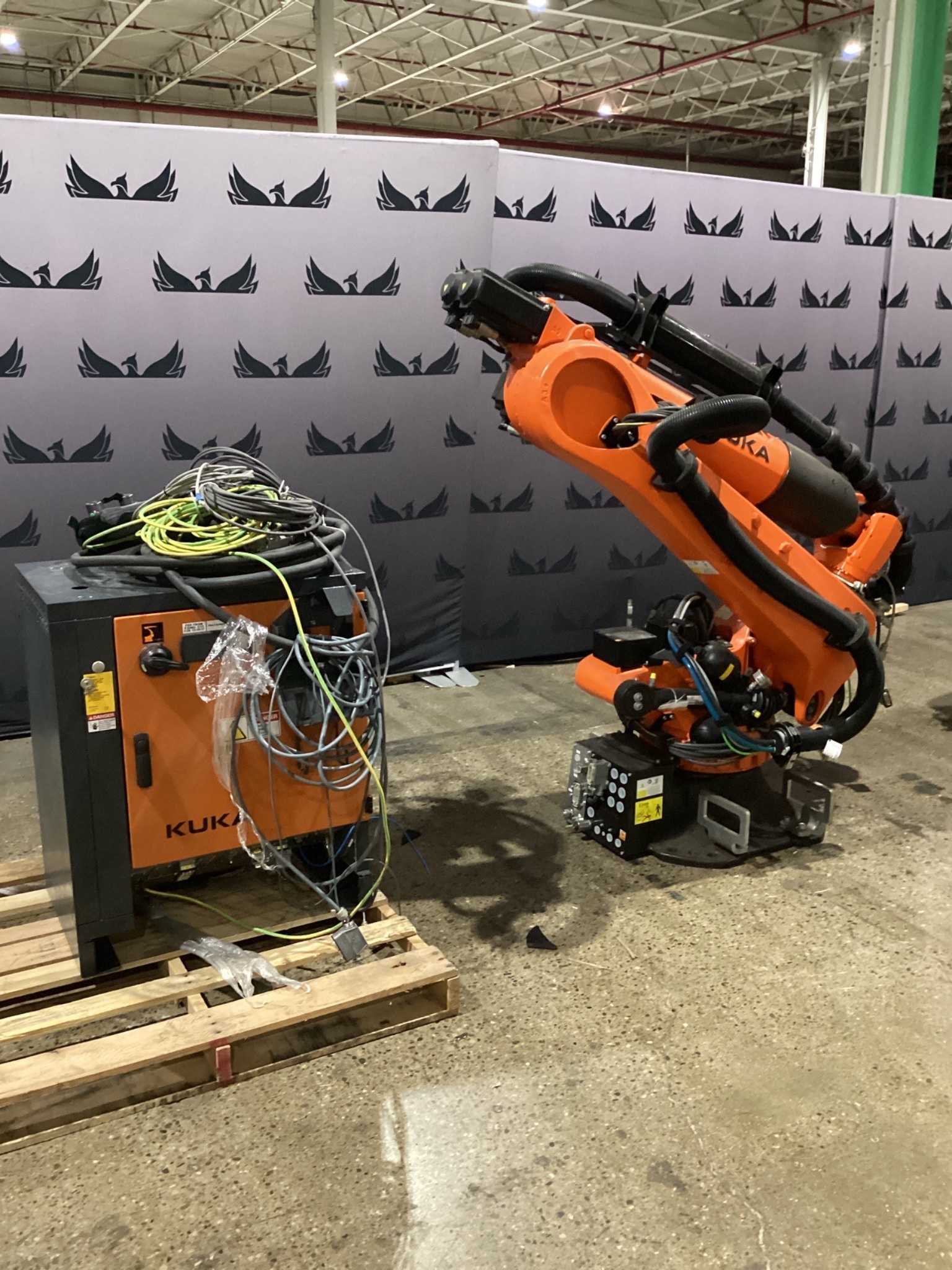 KUKA KR 210 R3100-2/FLR ROBOT W/ KRC4 CONTROLLER 6-AXIS 210KG 3100MM USED 0