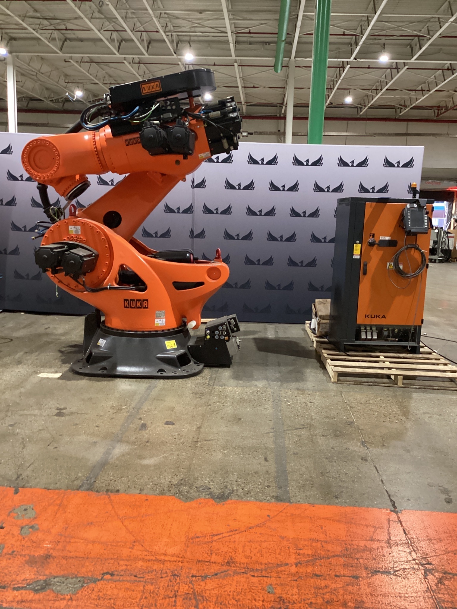 KUKA KR 1000 1300 TITAN PA/FLR ROBOT W/ KR C4 CONTROLLER 1300KG 3202MM USED 0