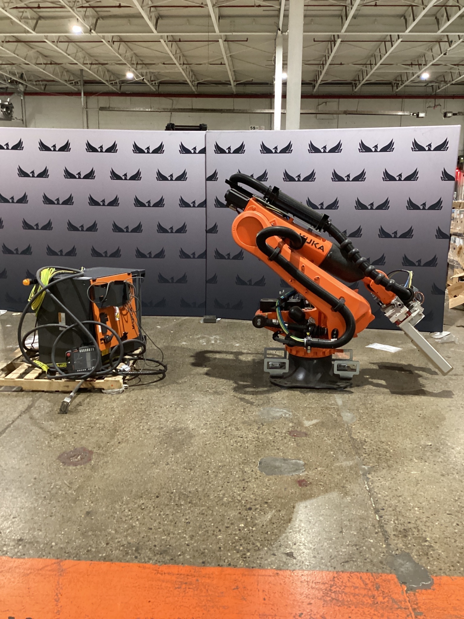 KUKA KR 120 R2700-2/FLR ROBOT W/ KR C4 CONTROLLER 6-AXIS 120KG 2701MM USED 0