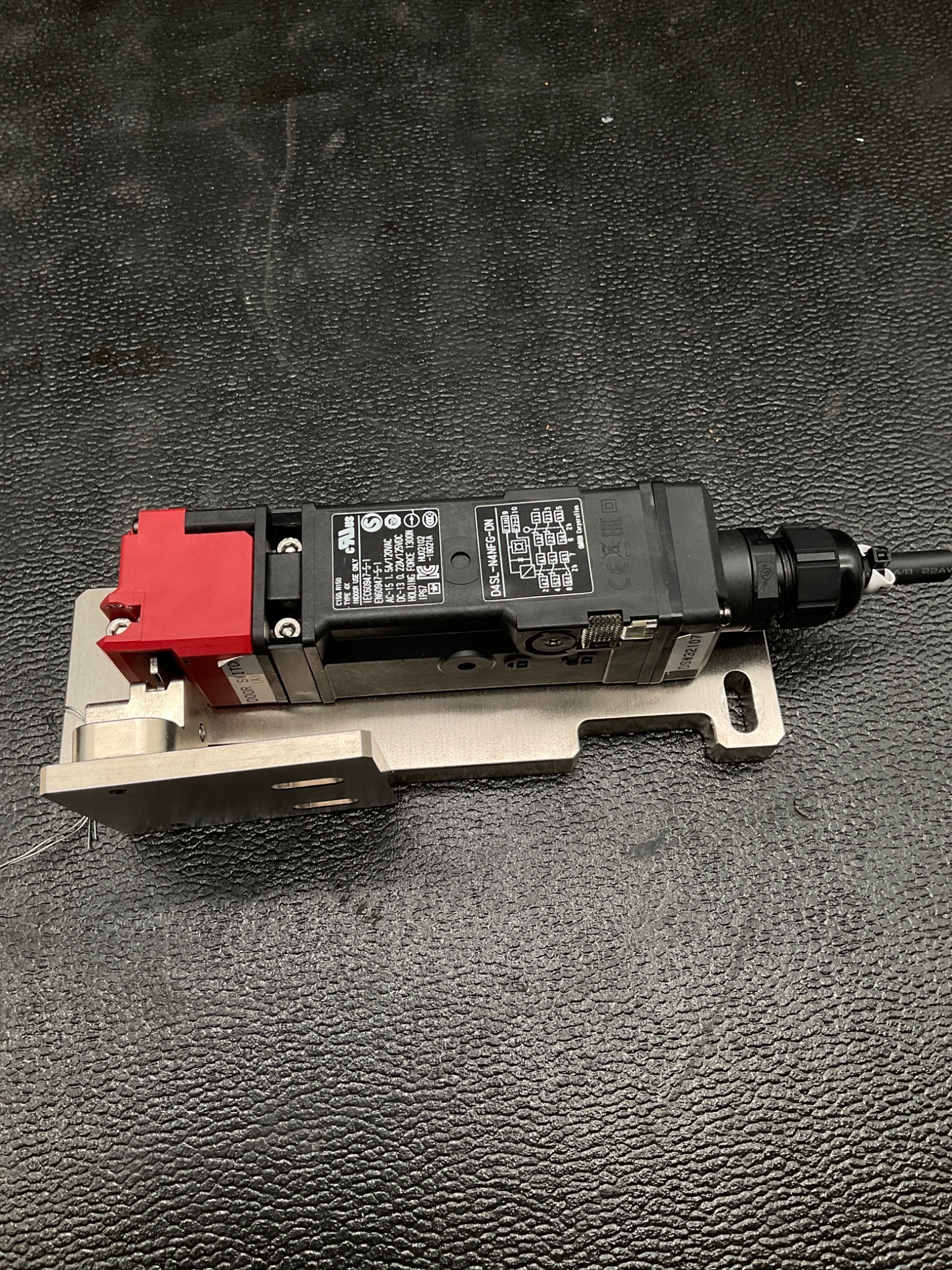 OMRON D4SL-N4NFG-DN SAFETY DOOR SWITCH 24VDC IP67 USED 1