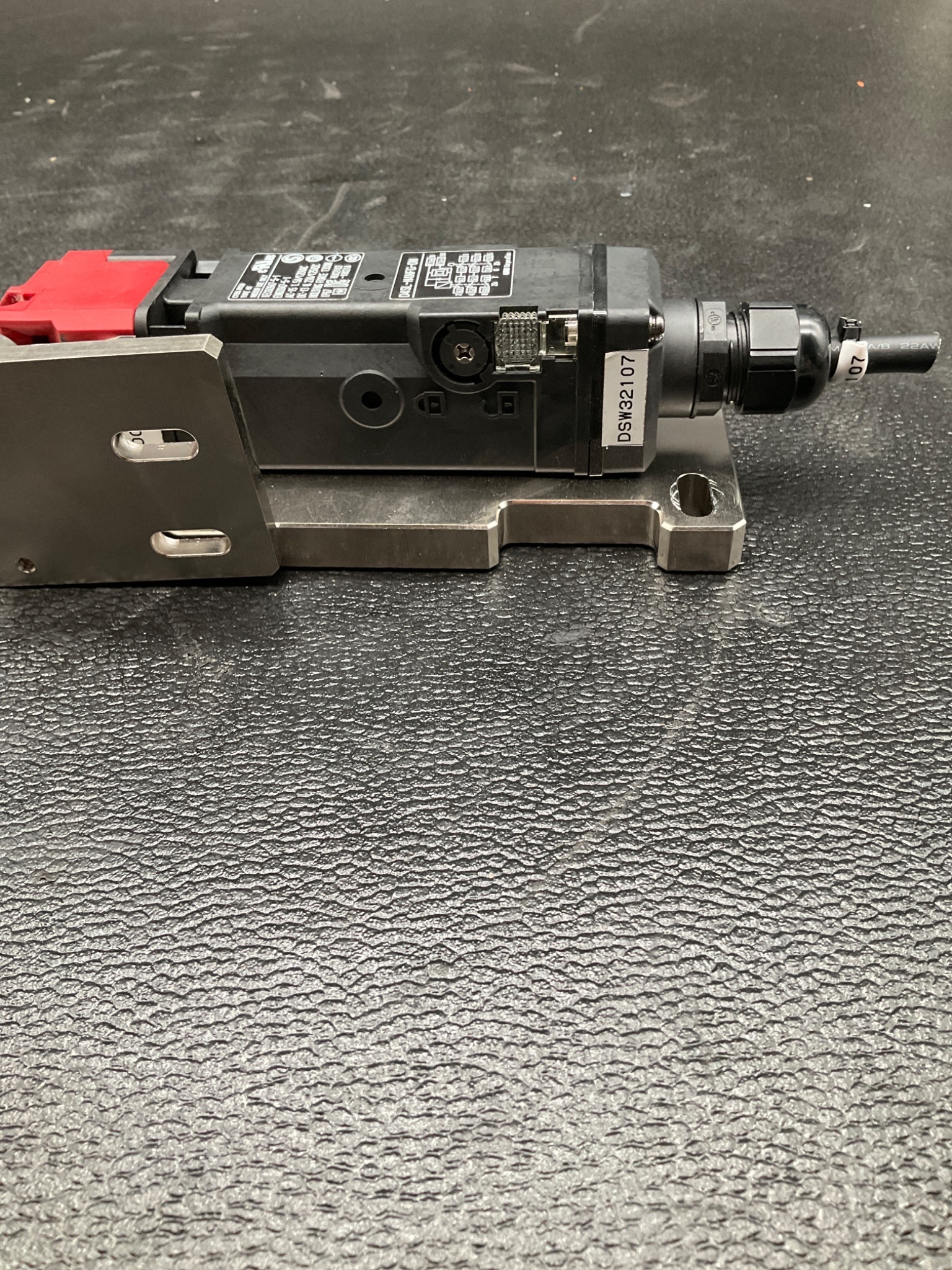 OMRON D4SL-N4NFG-DN SAFETY DOOR SWITCH 24VDC IP67 USED 2