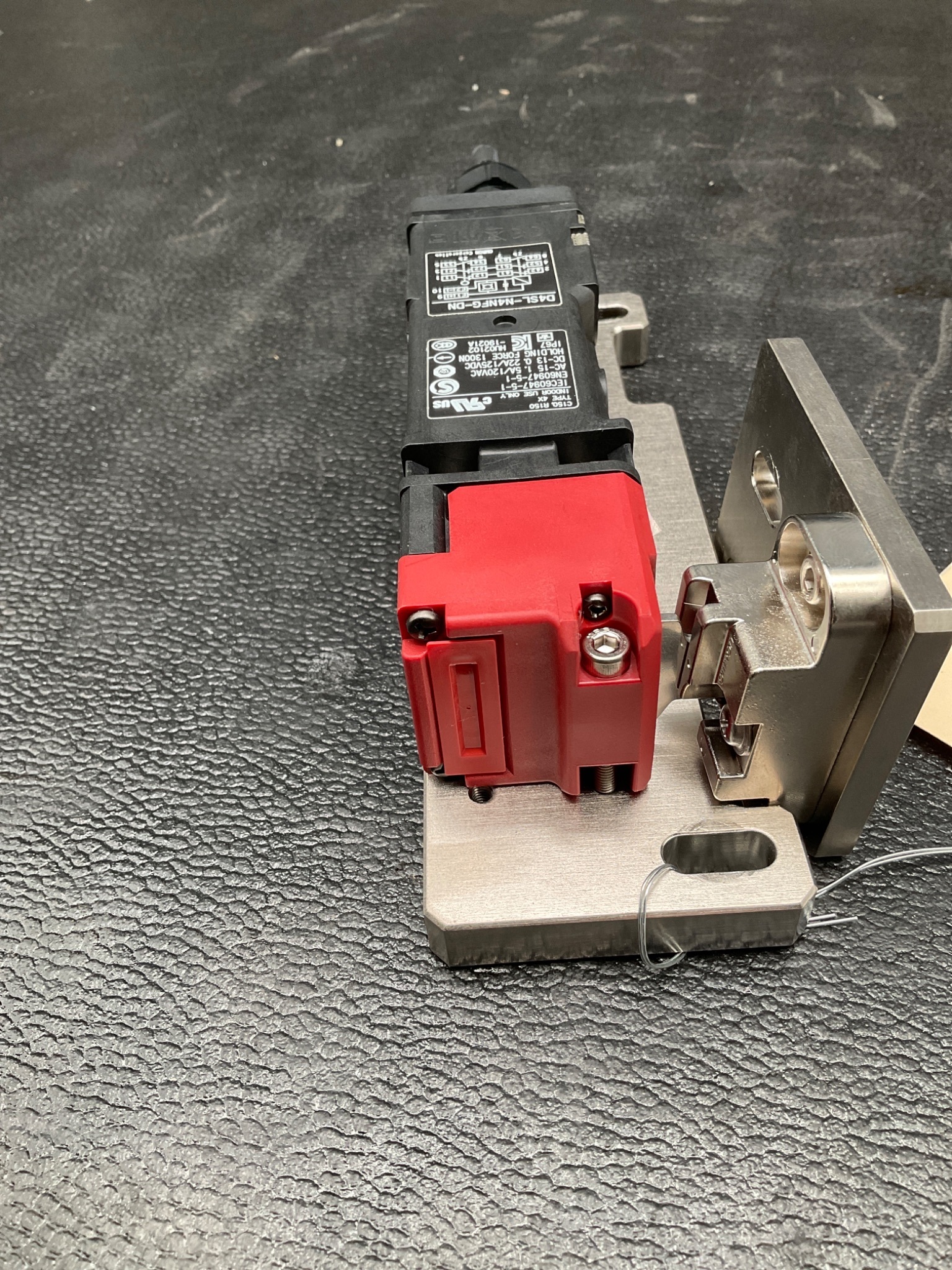 OMRON D4SL-N4NFG-DN SAFETY DOOR SWITCH 24VDC IP67 USED 3
