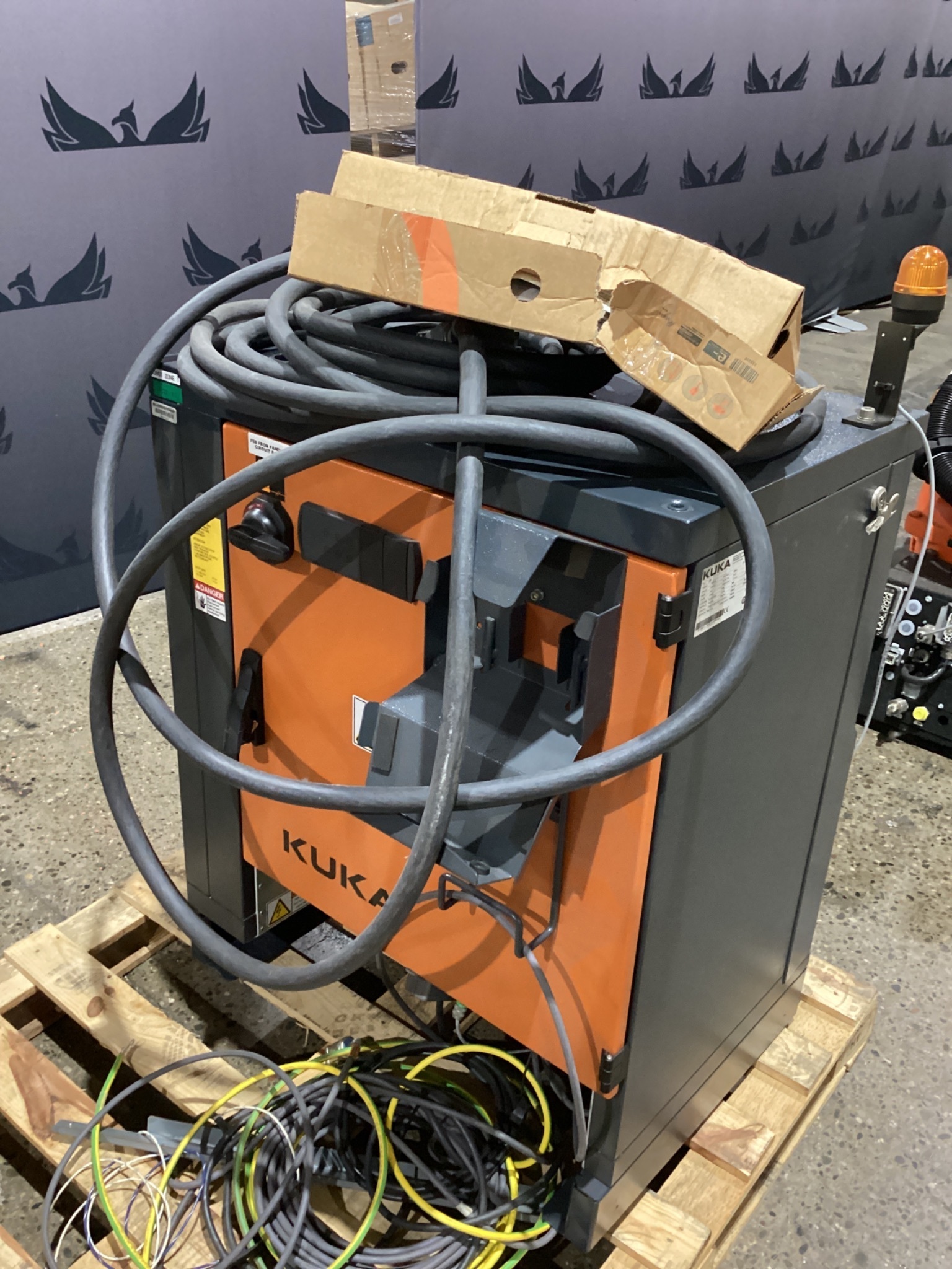 KUKA KR 120 R3900 ULTRA K/FLR ROBOT W/ KR C4 CONTROLLER 6-AXIS 120KG 3900MM USED 3