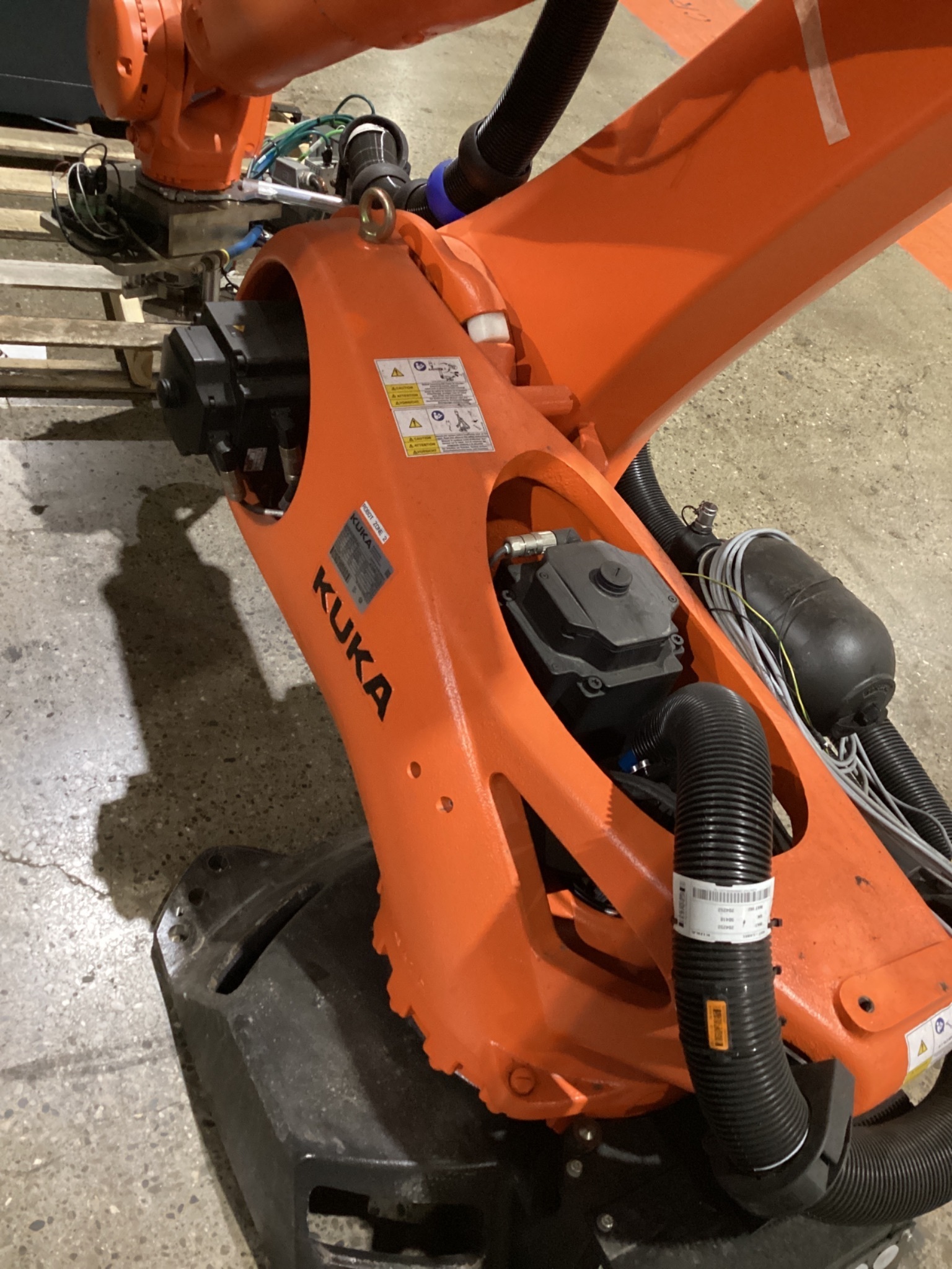 KUKA KR 120 R3900 ULTRA K/FLR ROBOT W/ KR C4 CONTROLLER 6-AXIS 120KG 3900MM USED 8