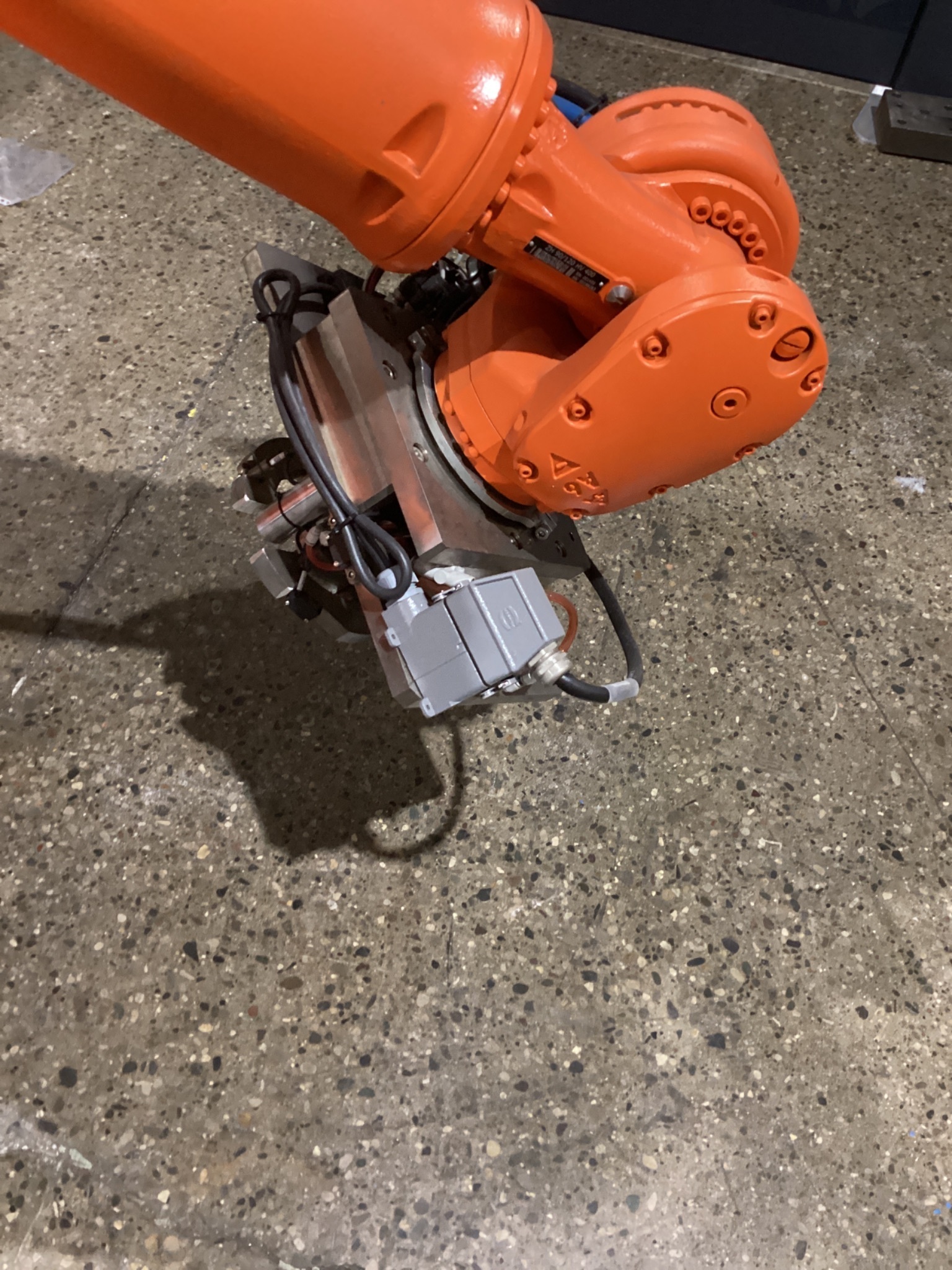 KUKA KR 120 R3900 ULTRA K/FLR ROBOT W/ KR C4 CONTROLLER 6-AXIS 120KG 3900MM USED 10